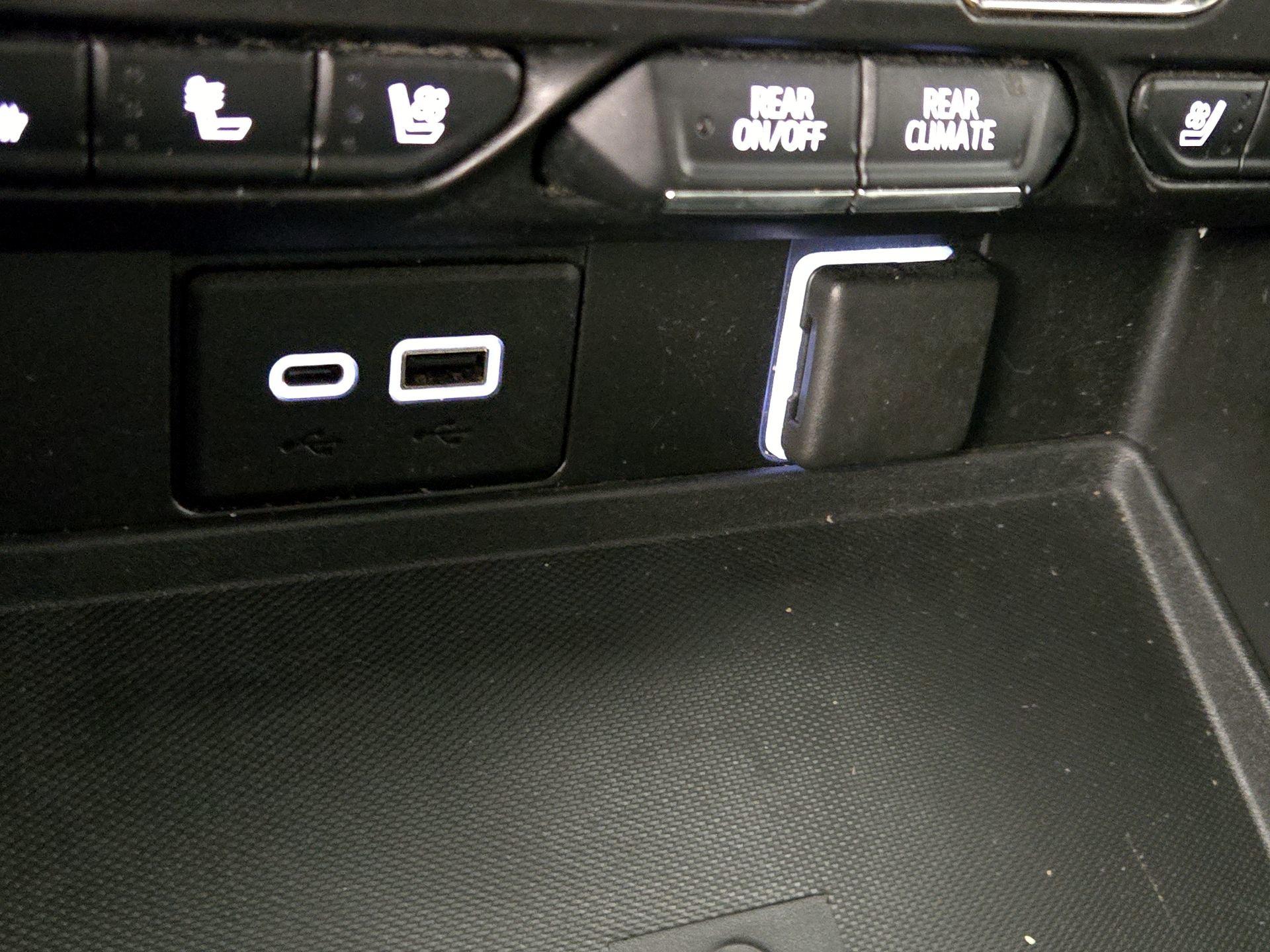 Thumbnail: 2022 GMC Yukon XL - 18