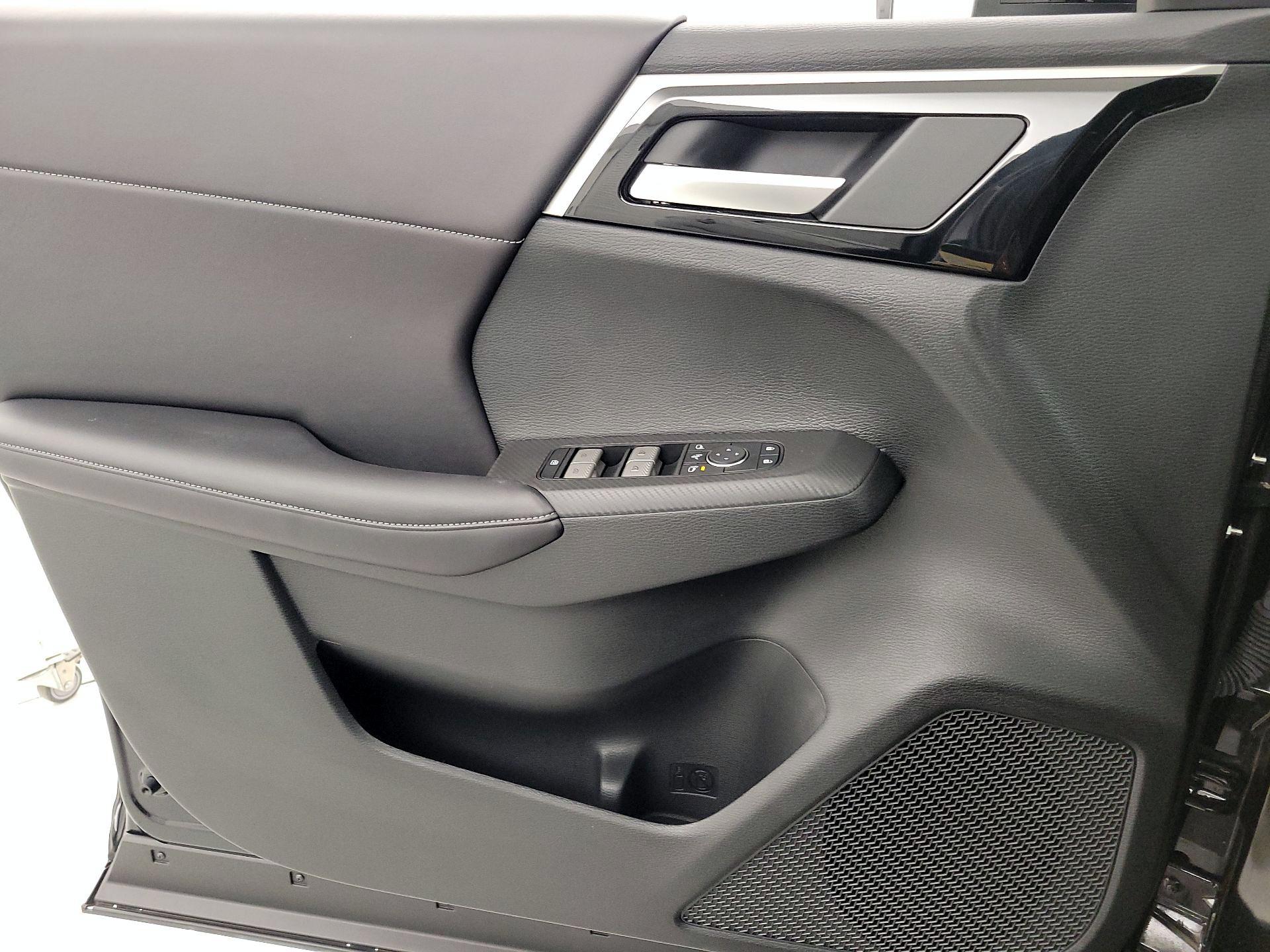 Thumbnail: 2024 Mitsubishi Outlander - 12