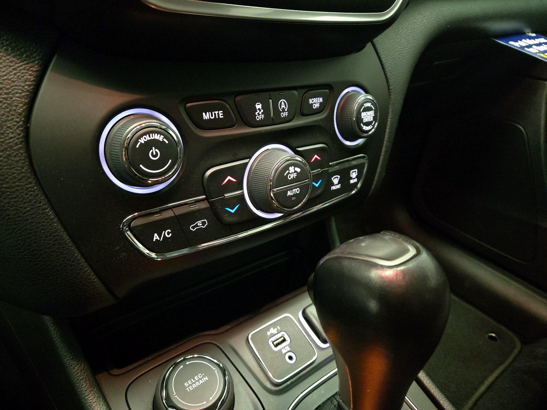 Thumbnail: 2022 Jeep Cherokee - 16