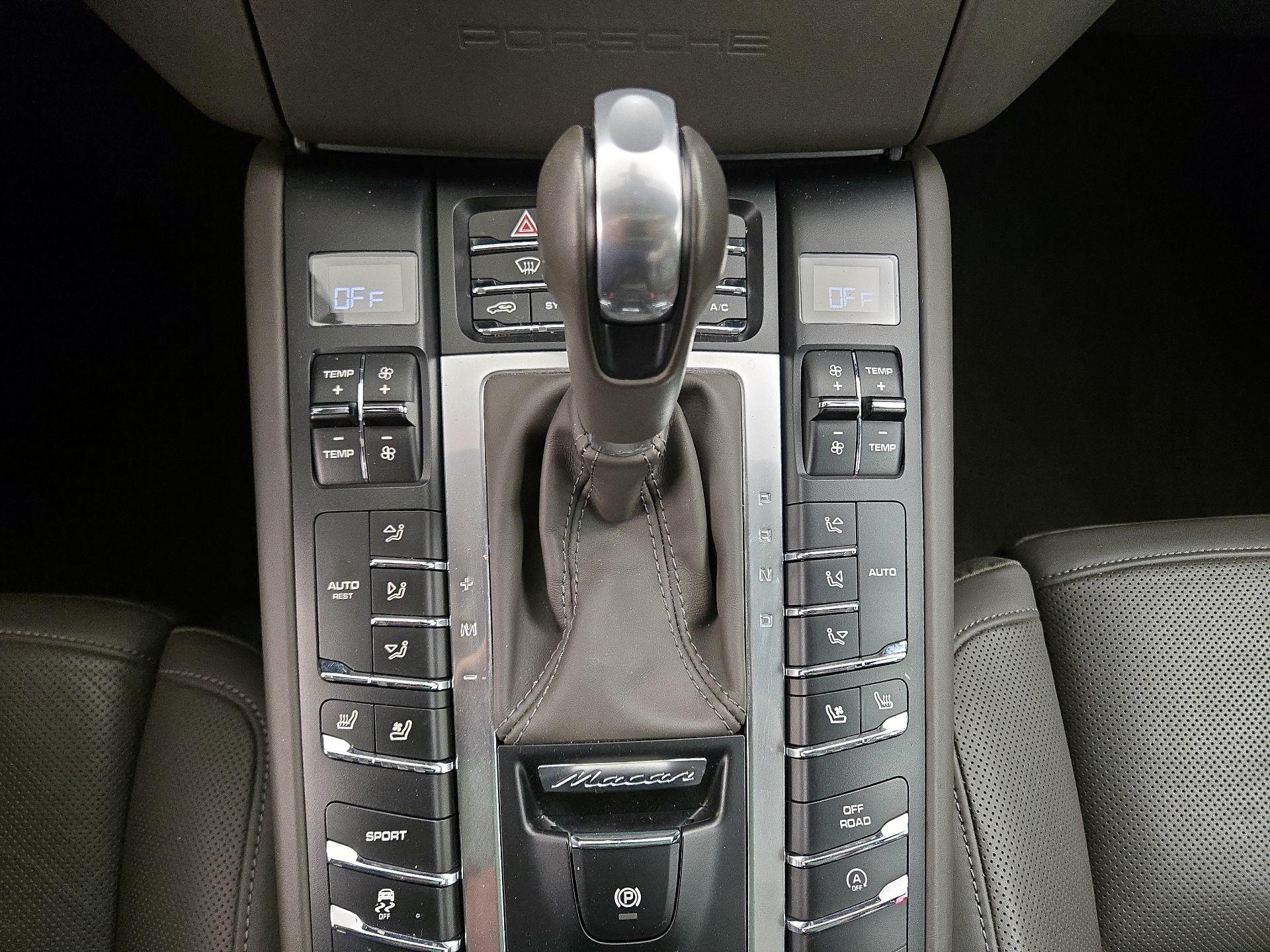 Thumbnail: 2015 Porsche Macan - 18