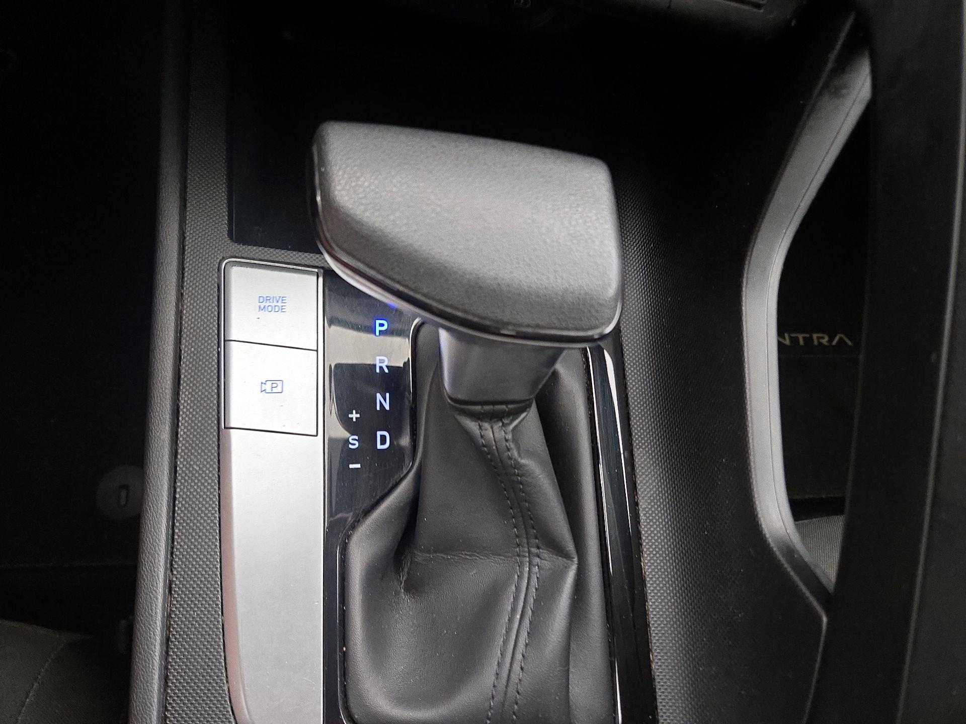 Thumbnail: 2022 Hyundai Elantra - 17