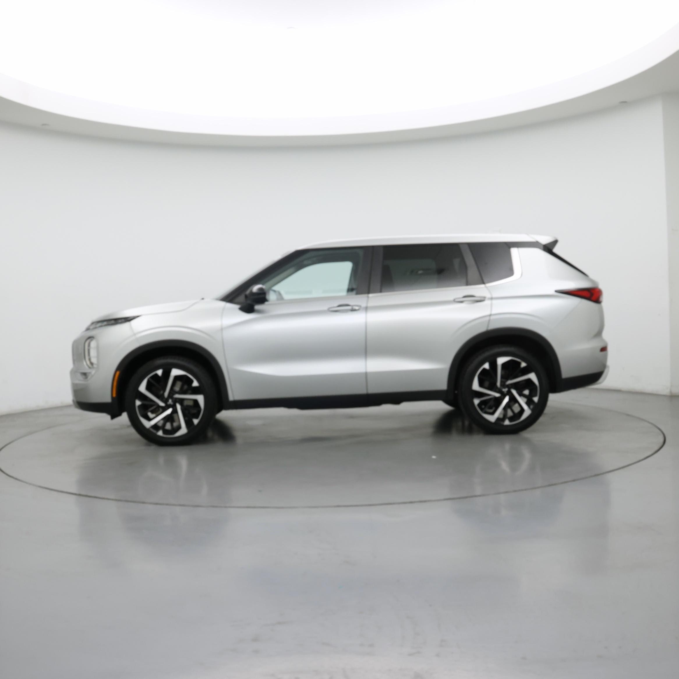 Thumbnail: 2022 Mitsubishi Outlander - 3