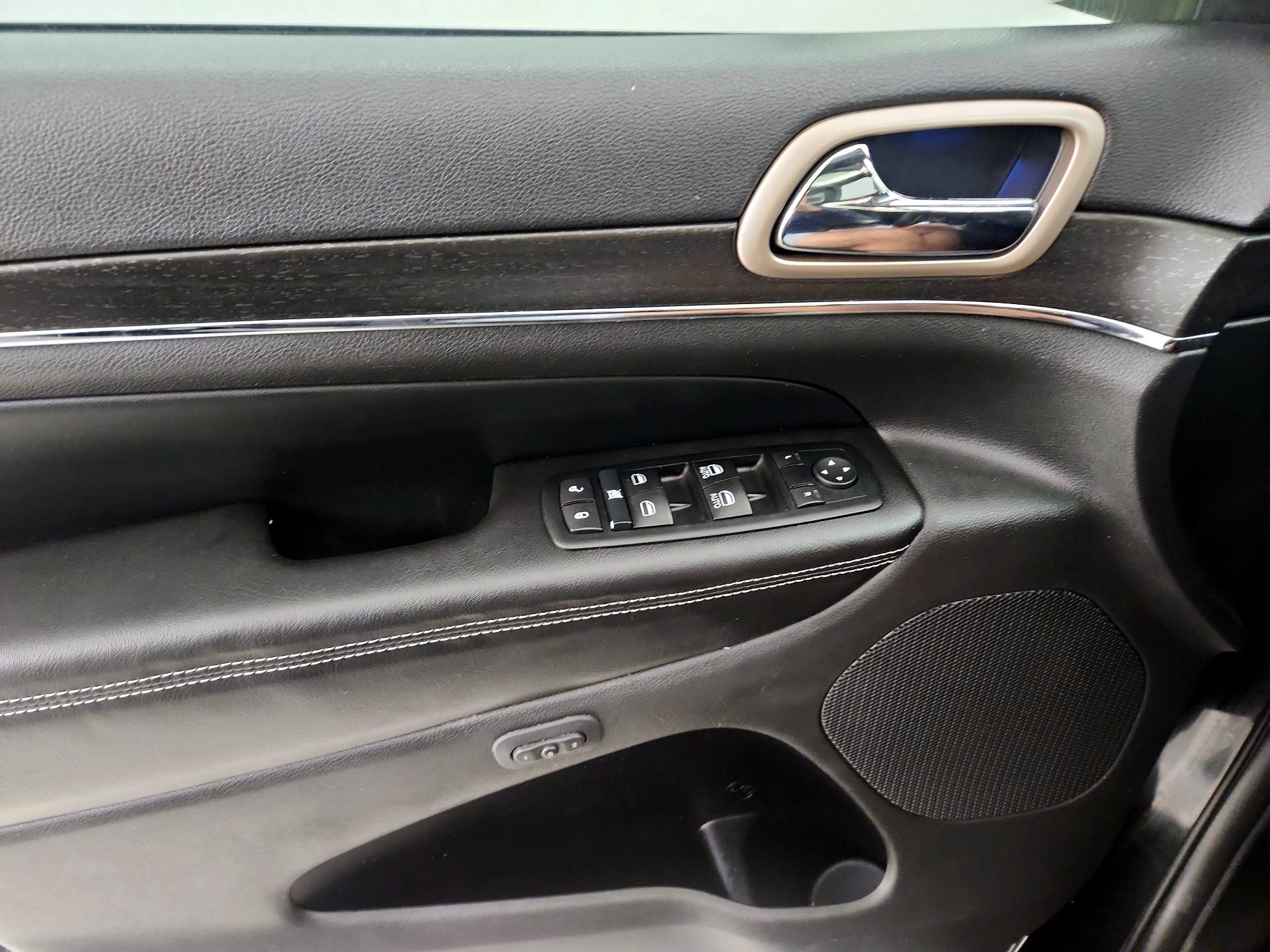 Thumbnail: 2015 Jeep Grand Cherokee - 12