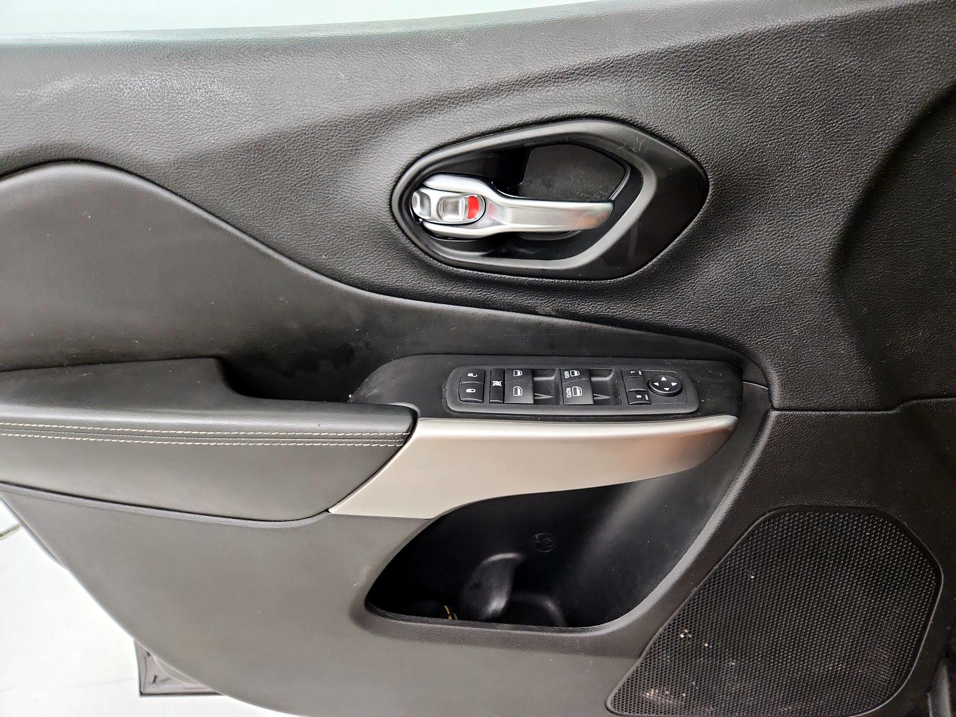 Thumbnail: 2021 Jeep Cherokee - 12