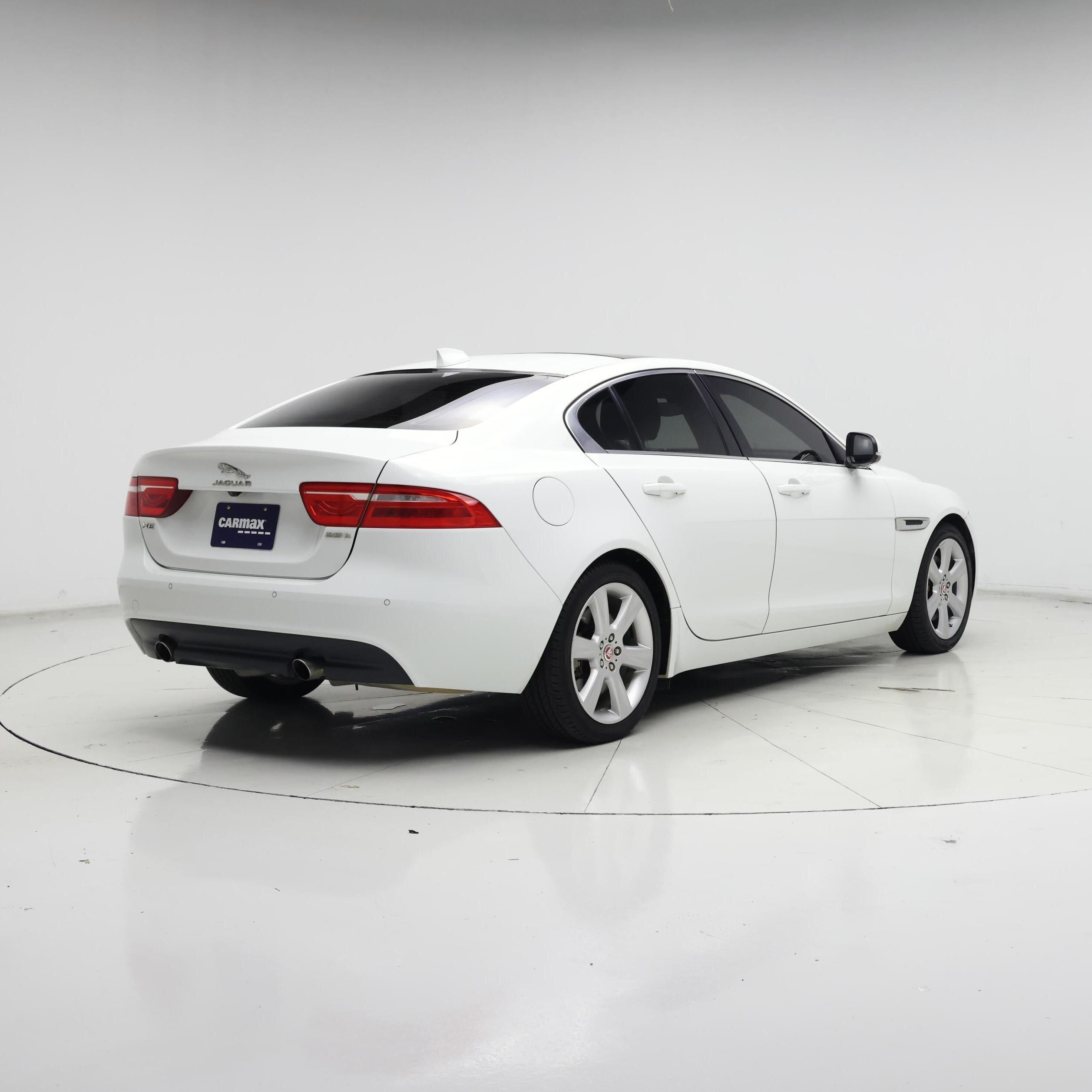 Thumbnail: 2019 Jaguar XE - 8