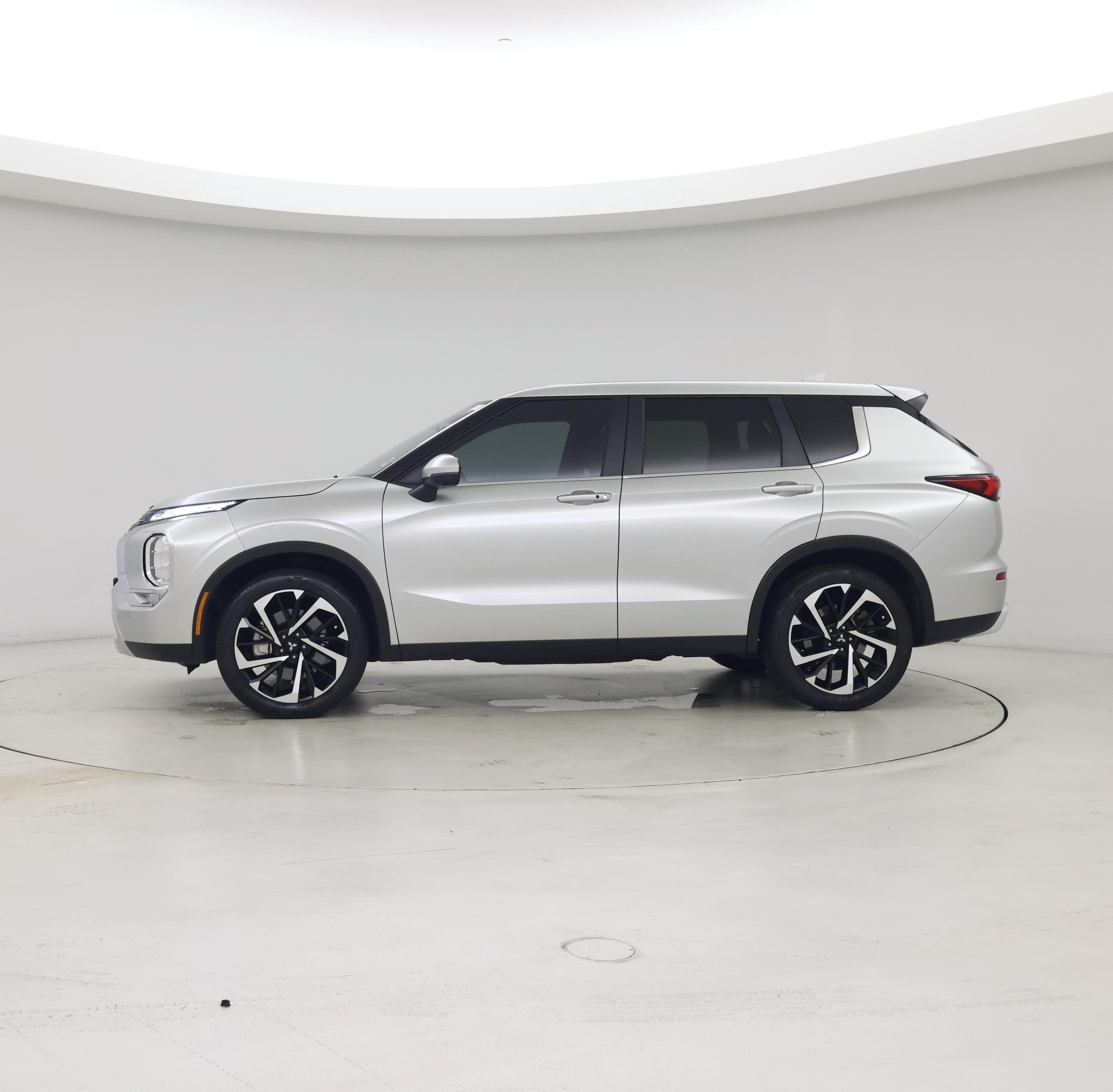 Thumbnail: 2024 Mitsubishi Outlander - 3