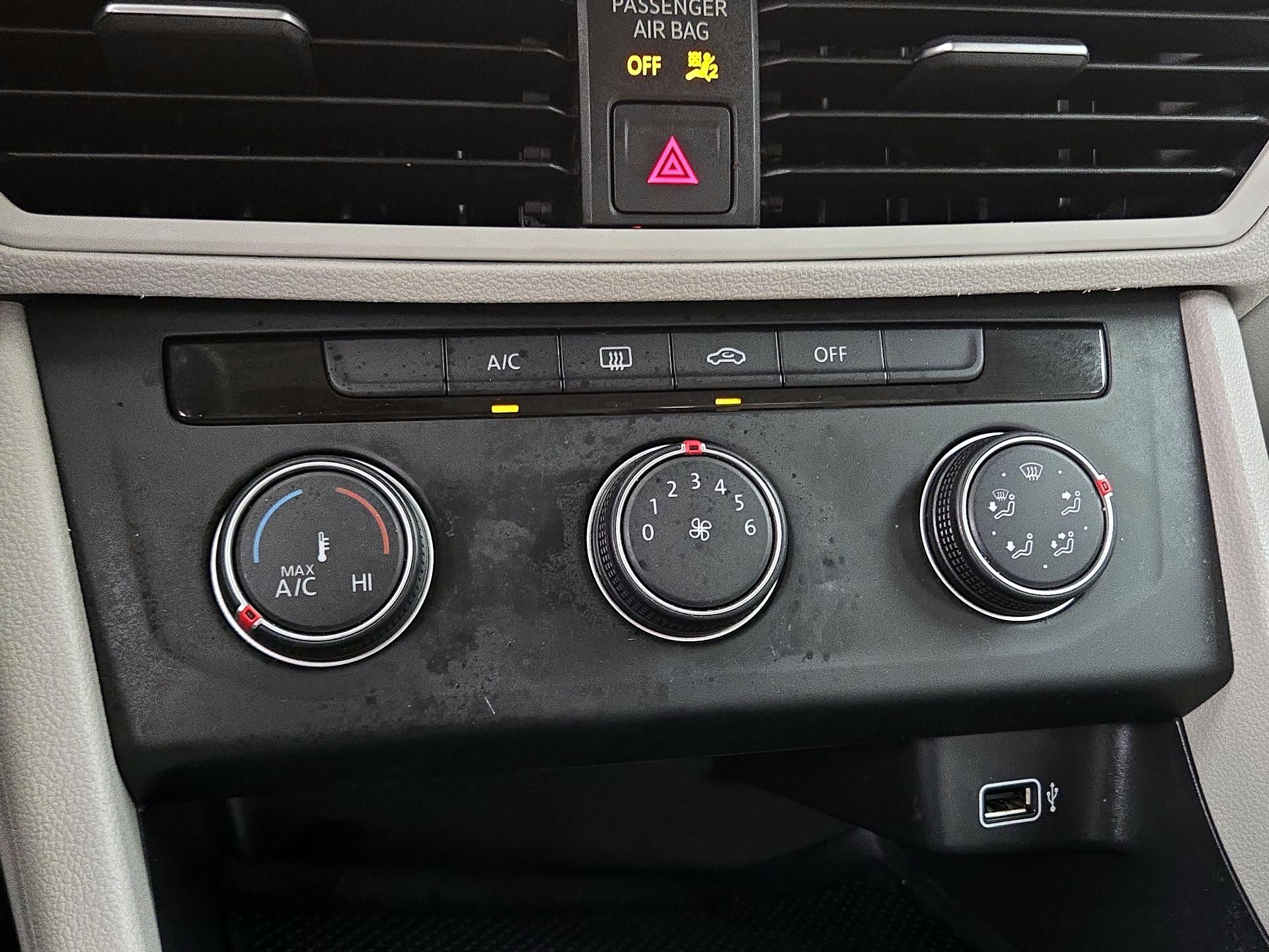 Thumbnail: 2019 Volkswagen Jetta - 16