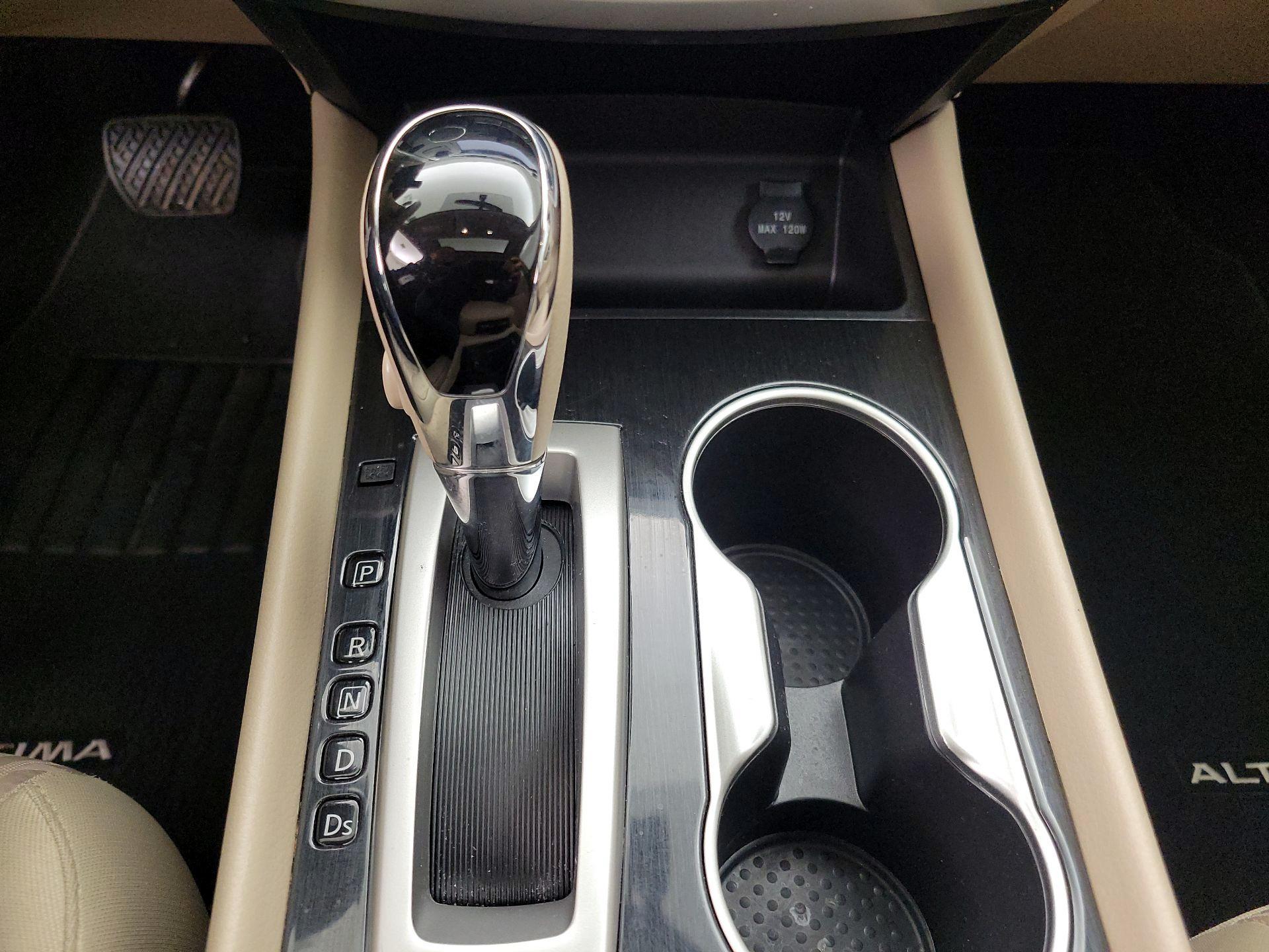 Thumbnail: 2018 Nissan Altima - 18