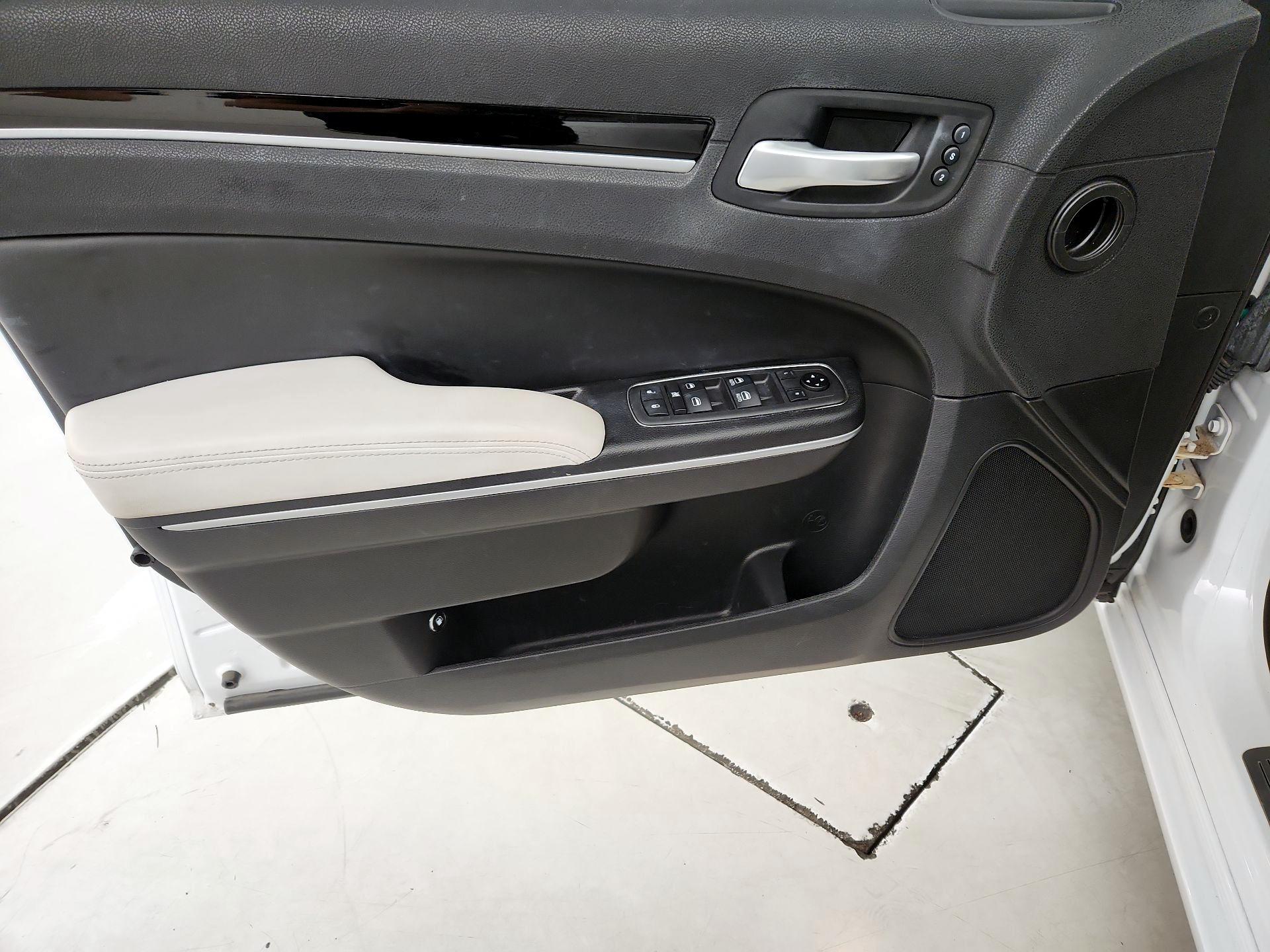 Thumbnail: 2019 Chrysler 300 - 12