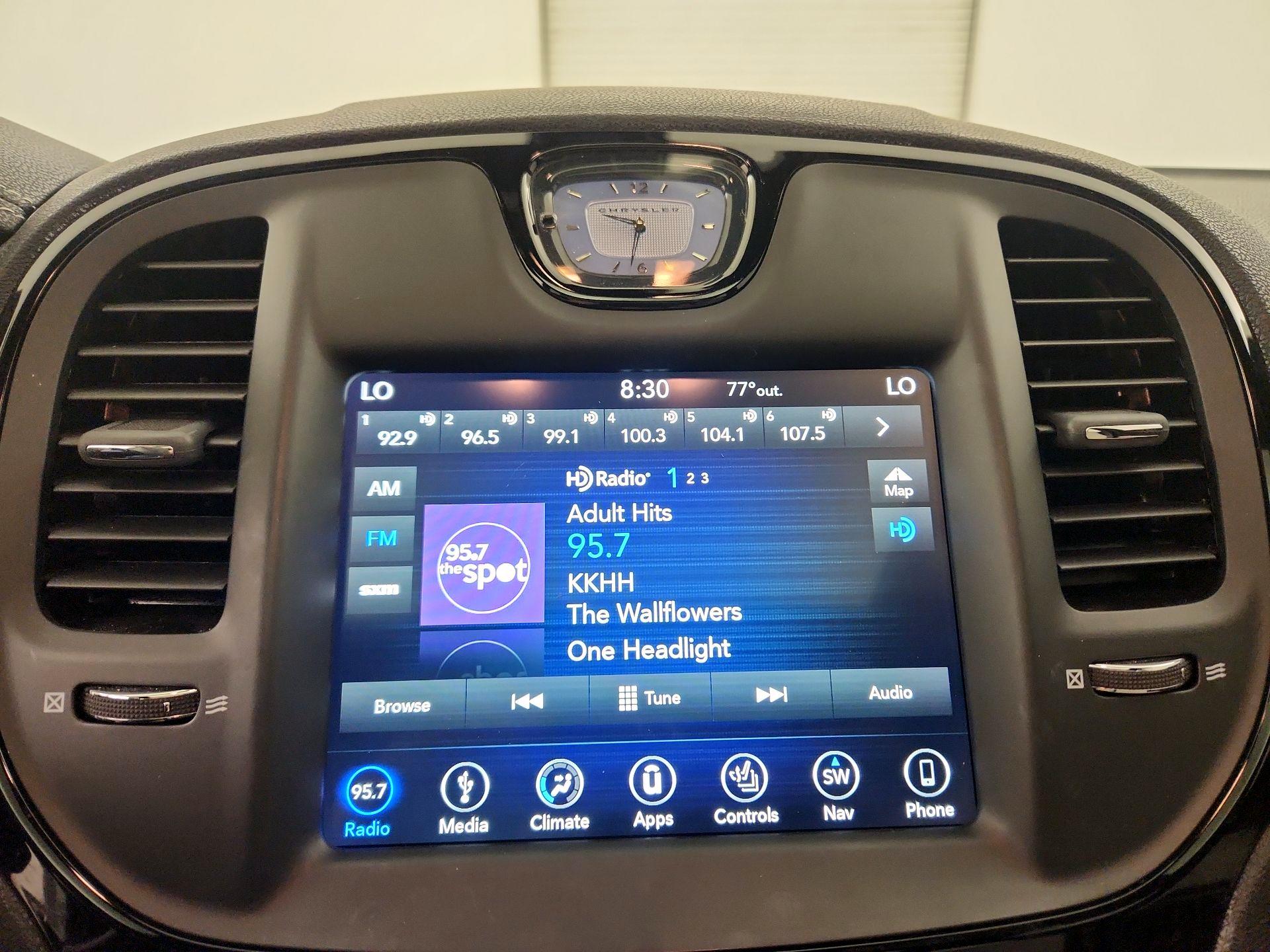 Thumbnail: 2019 Chrysler 300 - 16