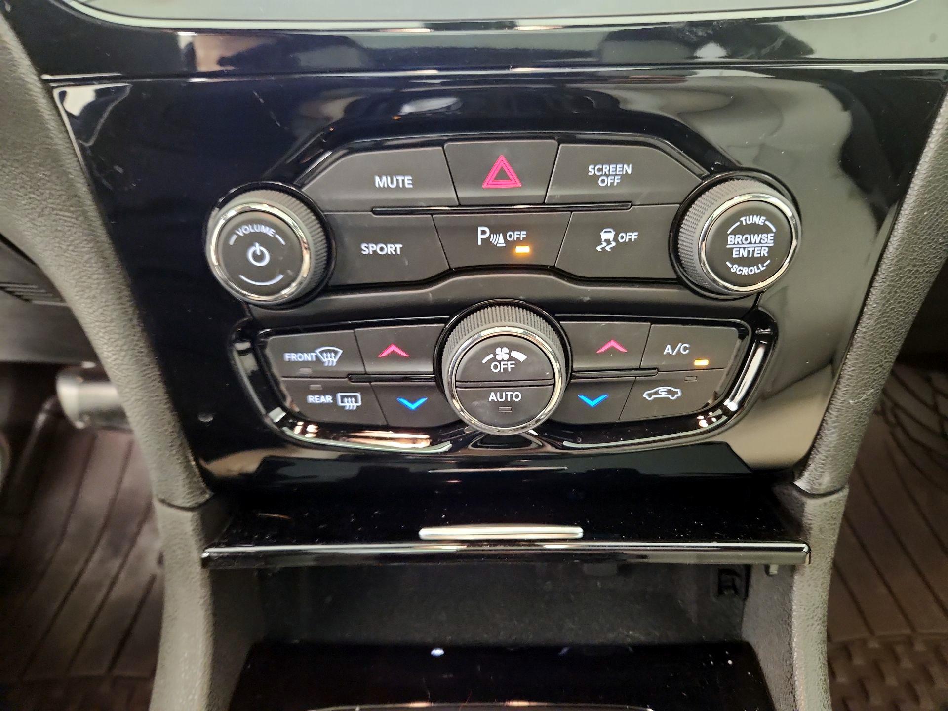 Thumbnail: 2019 Chrysler 300 - 17