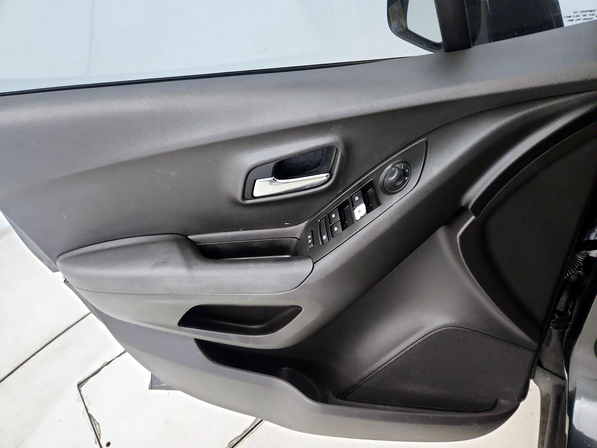 Thumbnail: 2017 Chevrolet Trax - 12