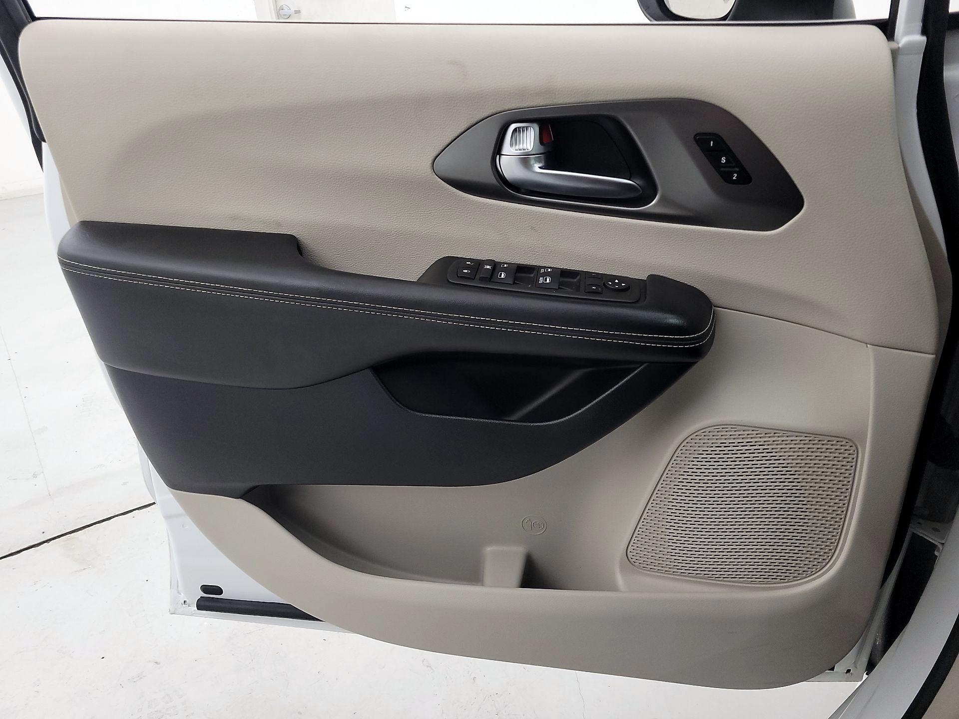 Thumbnail: 2023 Chrysler Pacifica - 12