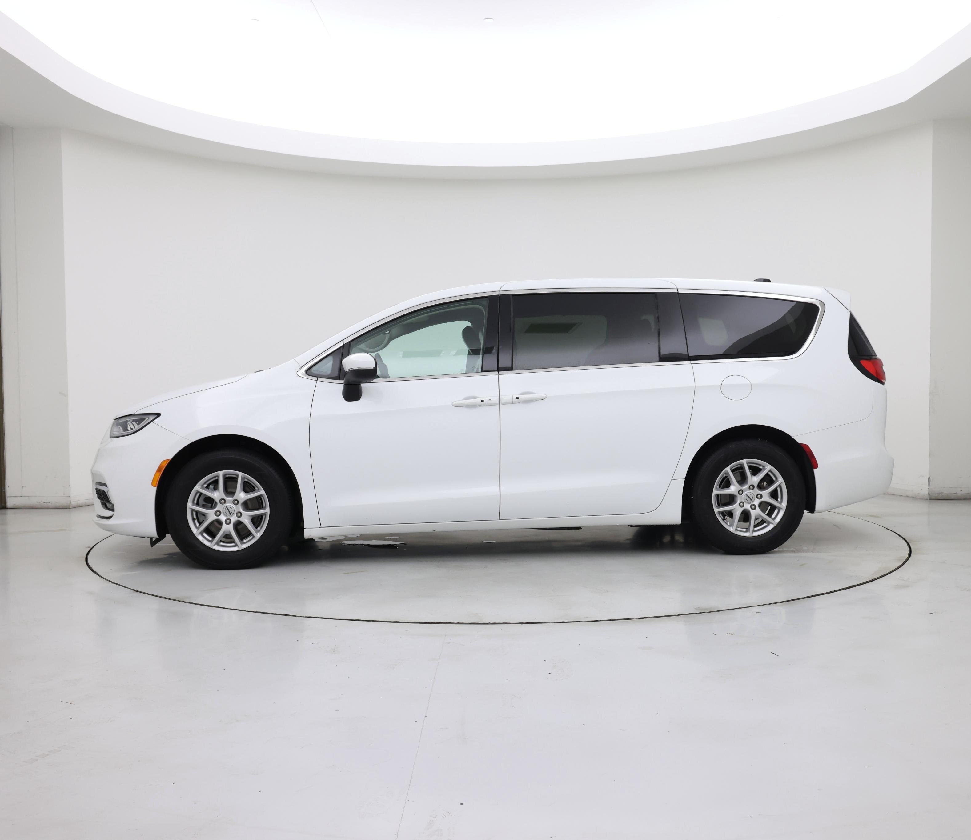 Thumbnail: 2023 Chrysler Pacifica - 3