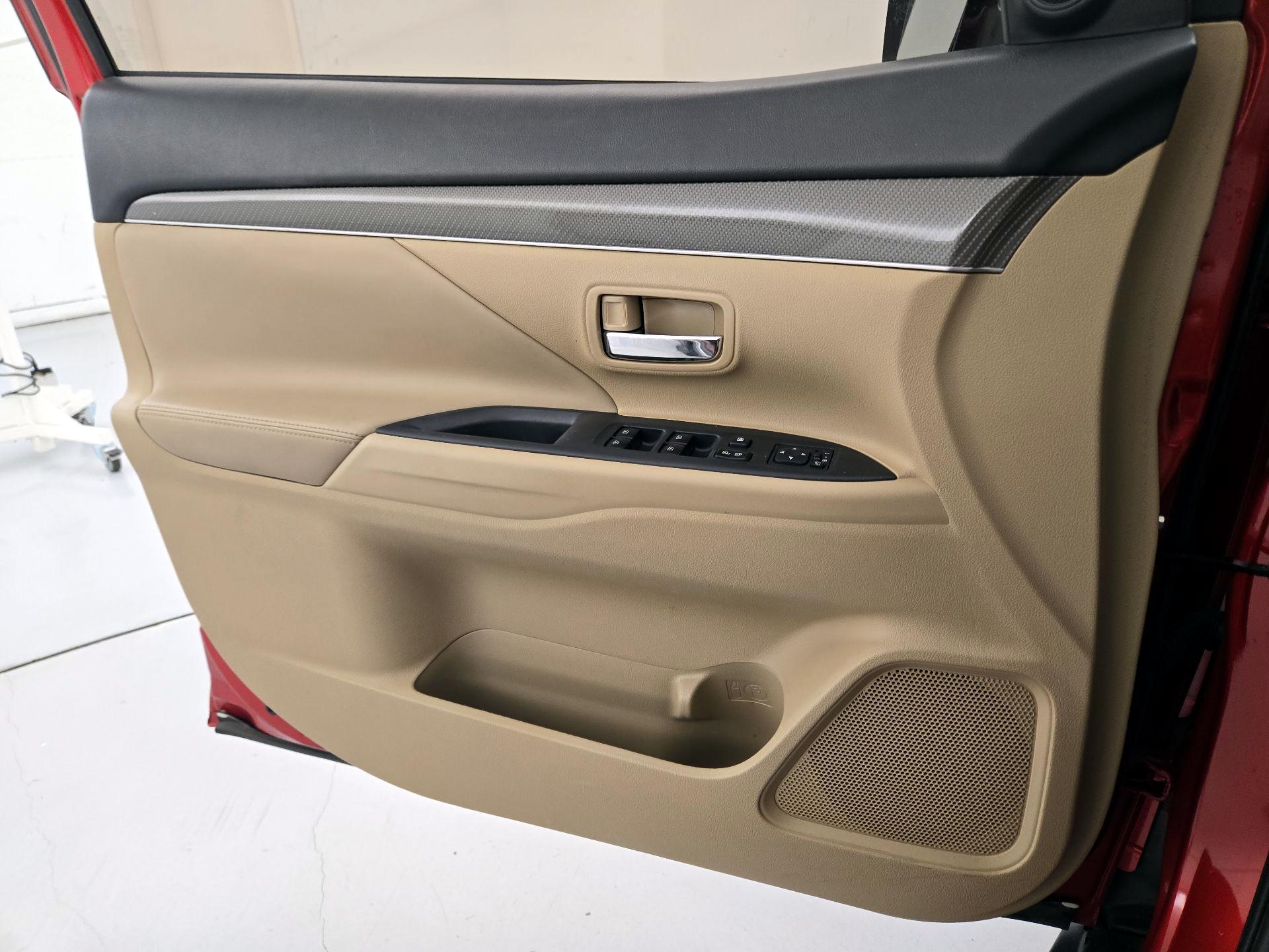 Thumbnail: 2019 Mitsubishi Outlander - 12