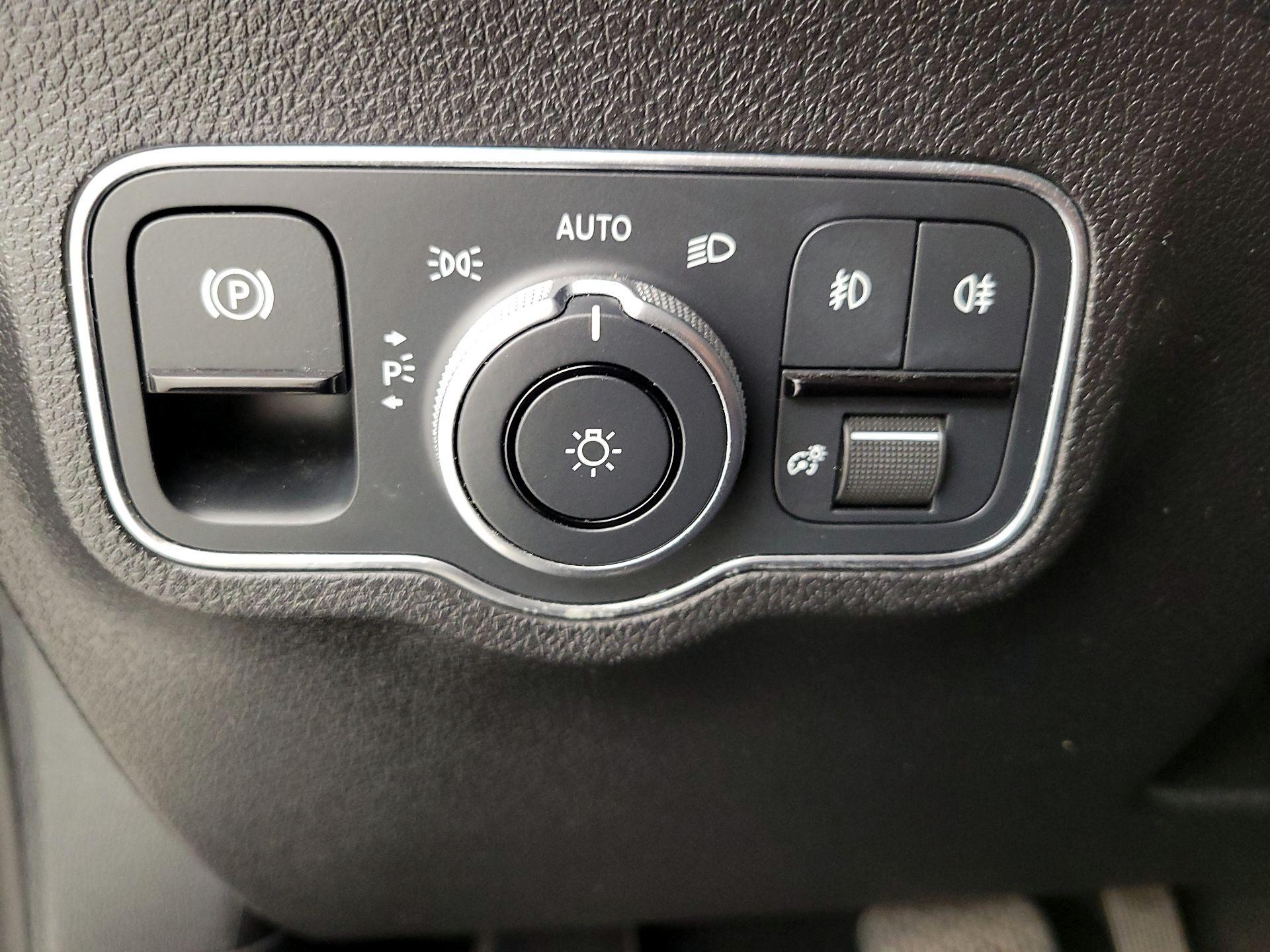 Thumbnail: 2023 Mercedes-Benz GLB - 13