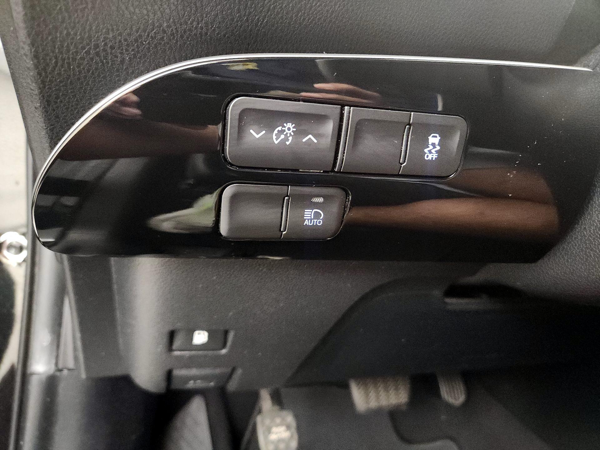 Thumbnail: 2017 Toyota Prius - 13