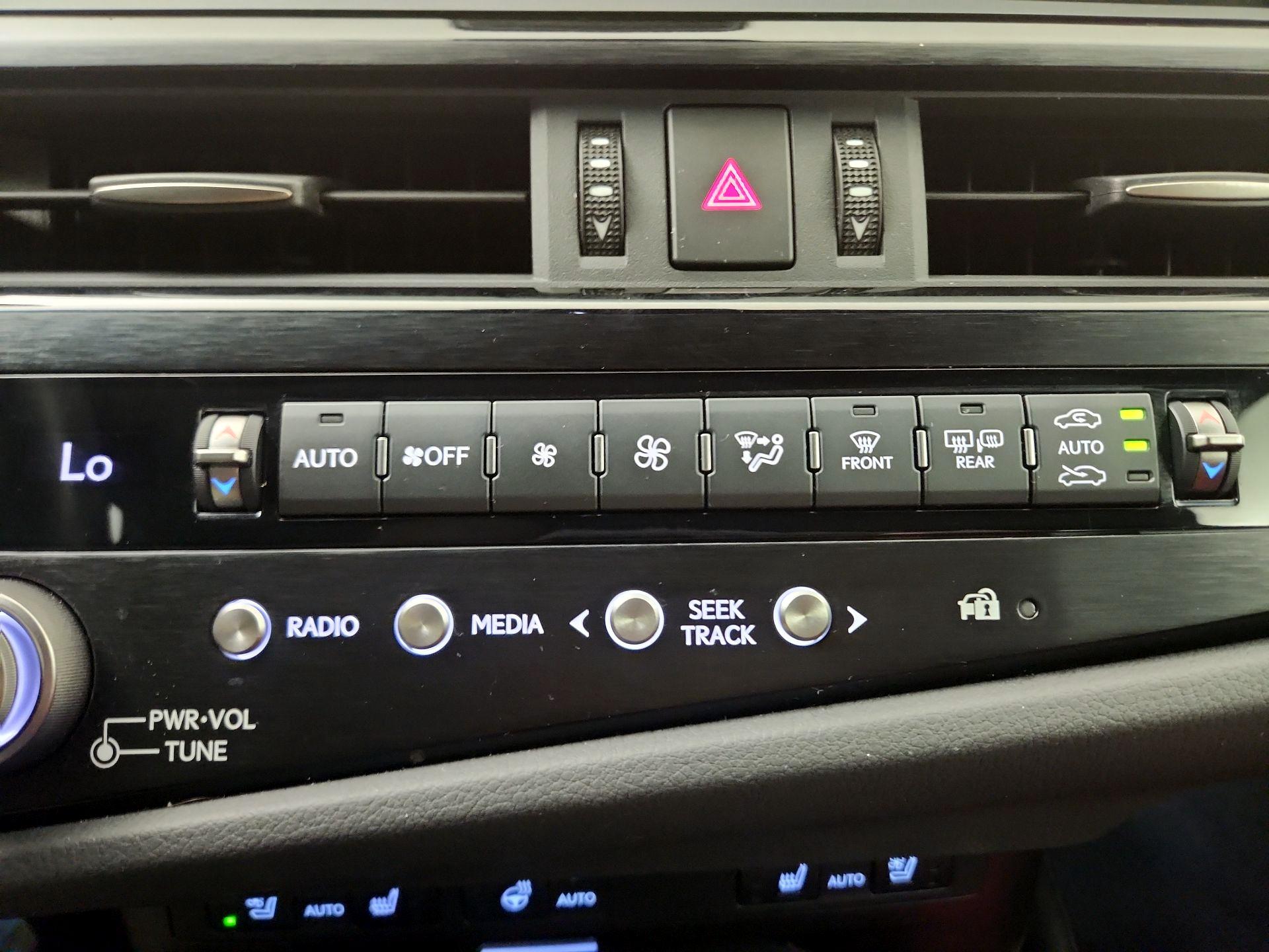 Thumbnail: 2022 Lexus ES - 17