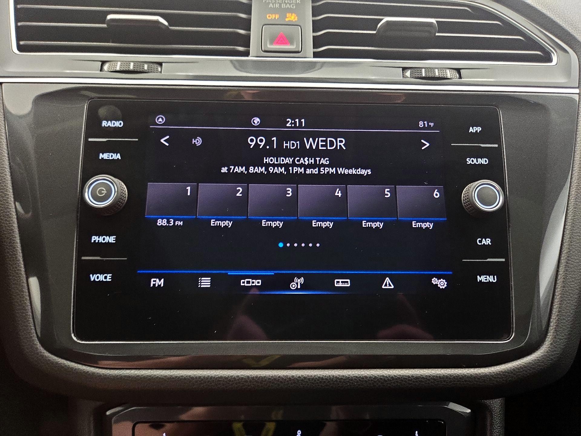 Thumbnail: 2022 Volkswagen Tiguan - 15