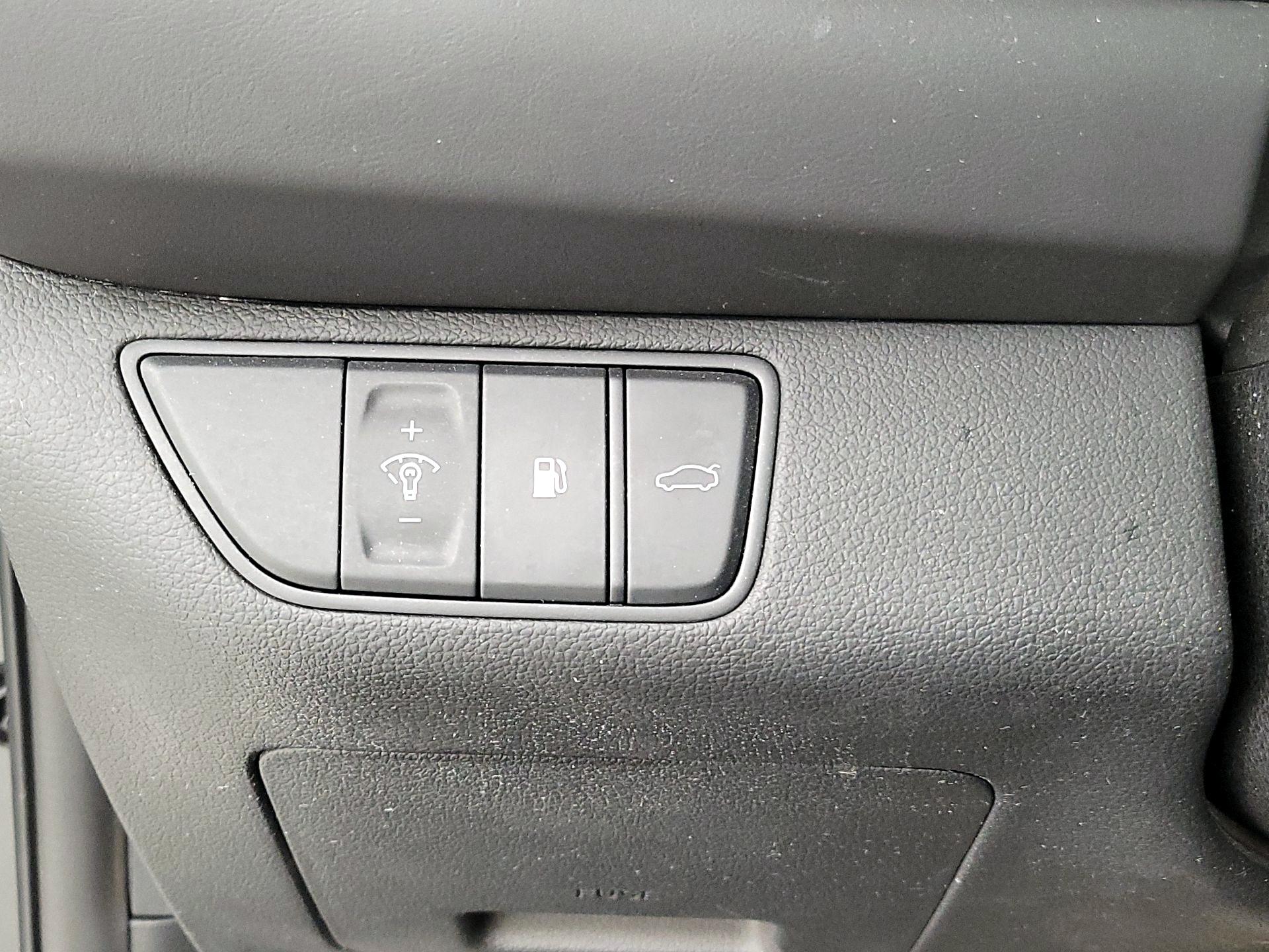 Thumbnail: 2022 Genesis G70 - 13