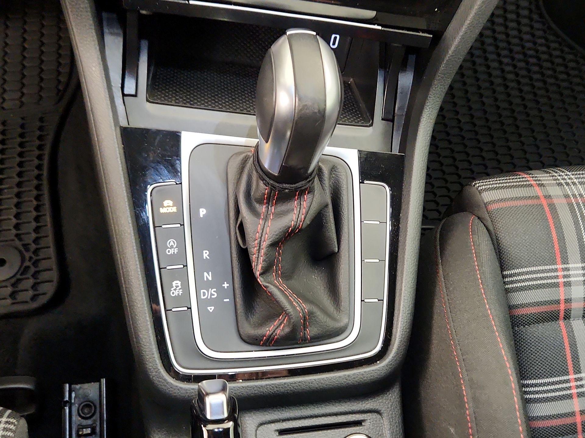 Thumbnail: 2021 Volkswagen Golf - 17