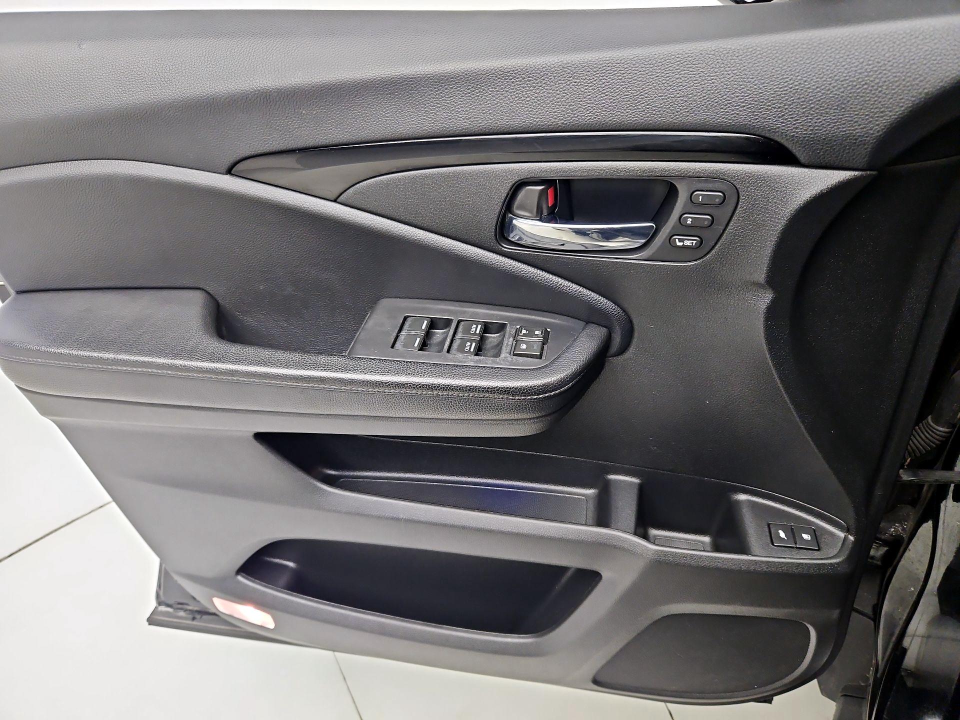 Thumbnail: 2020 Honda Pilot - 12