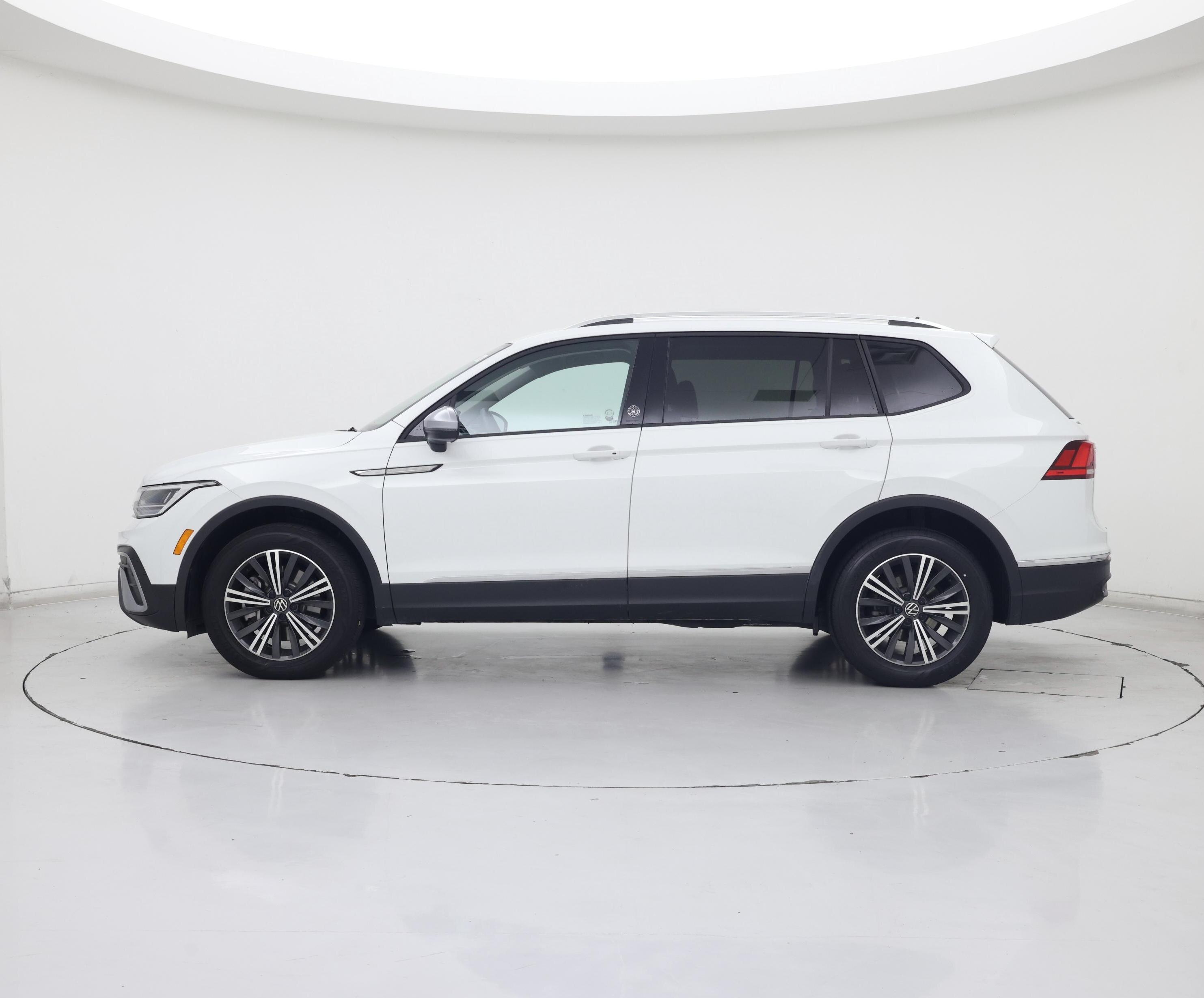 Thumbnail: 2024 Volkswagen Tiguan - 3