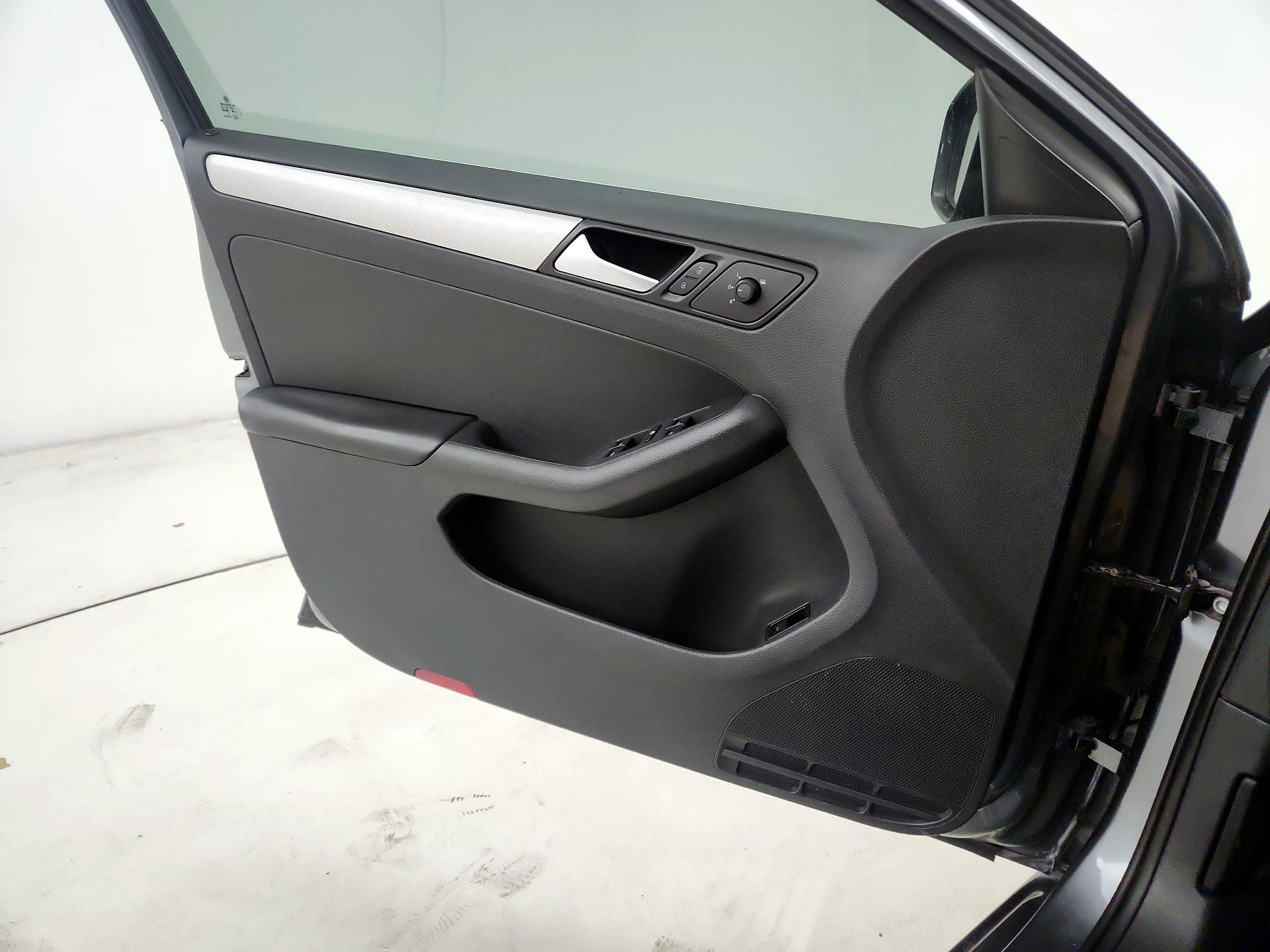 Thumbnail: 2017 Volkswagen Jetta - 12