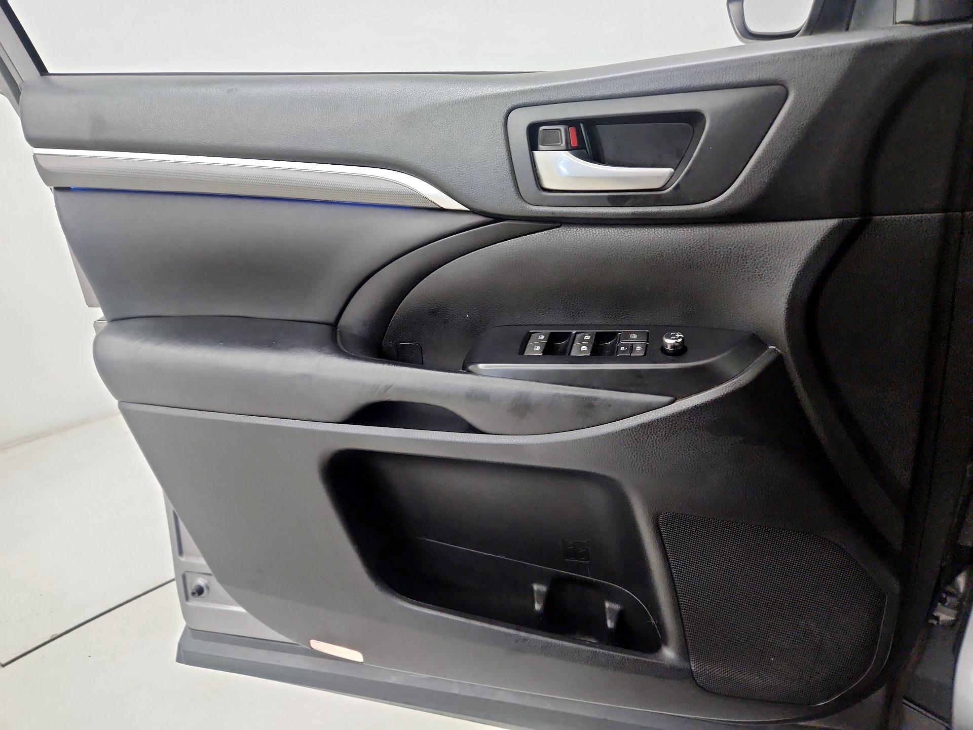 Thumbnail: 2018 Toyota Highlander - 12