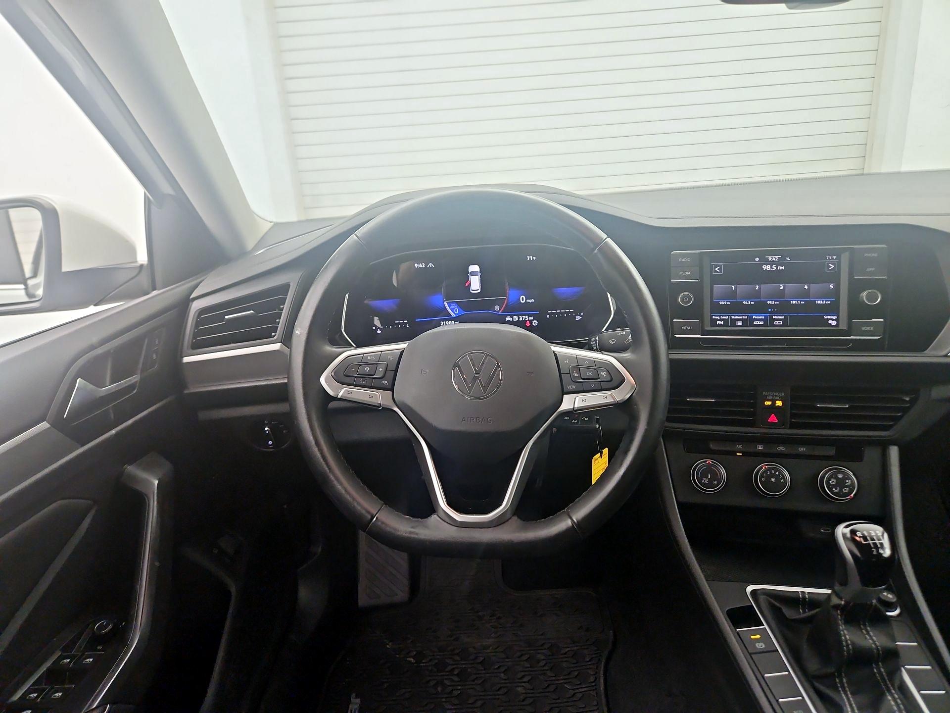 Thumbnail: 2023 Volkswagen Jetta - 10