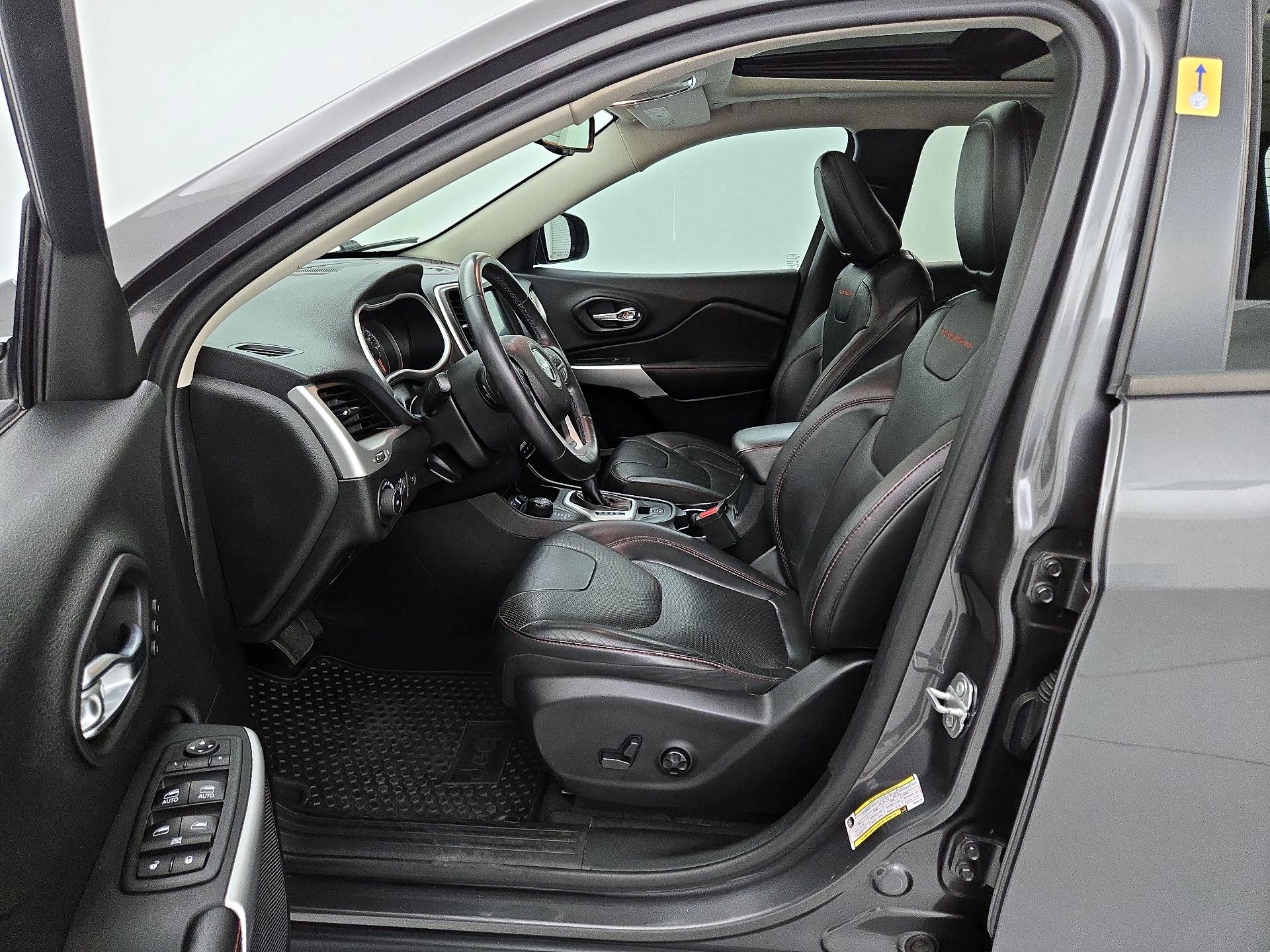 Thumbnail: 2018 Jeep Cherokee - 11