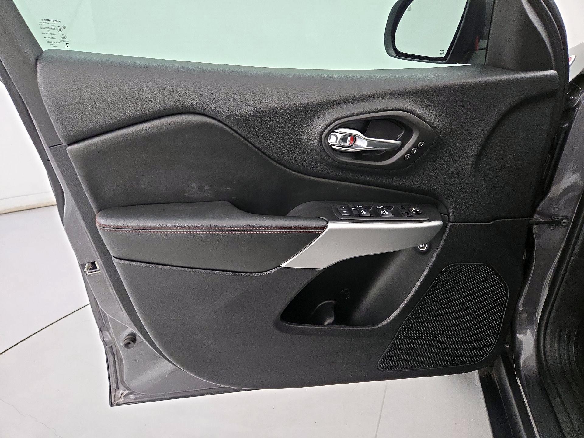 Thumbnail: 2018 Jeep Cherokee - 12