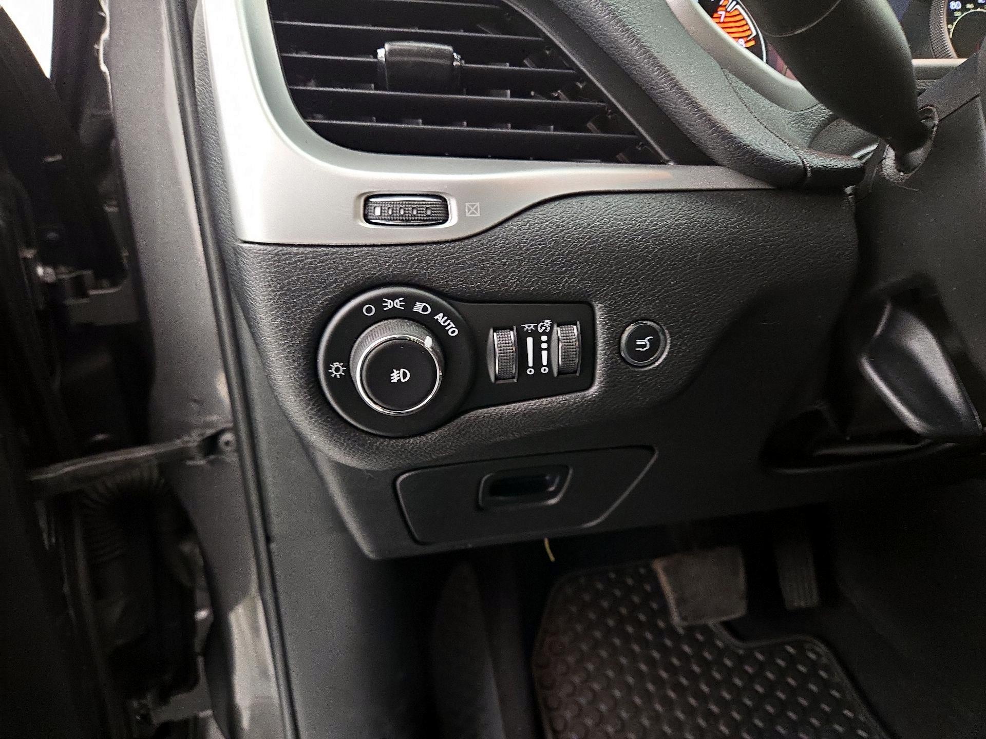 Thumbnail: 2018 Jeep Cherokee - 13