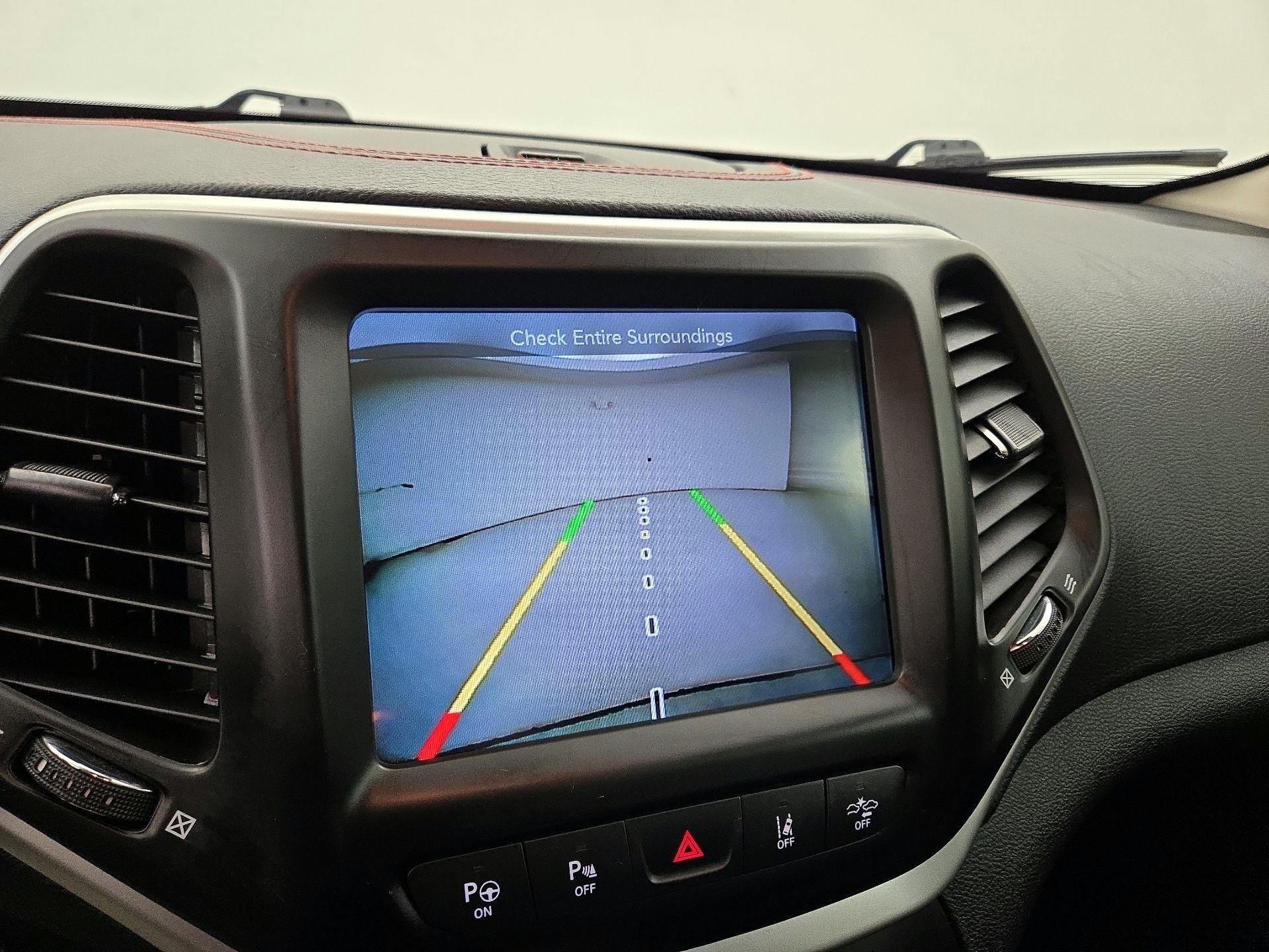 Thumbnail: 2018 Jeep Cherokee - 15