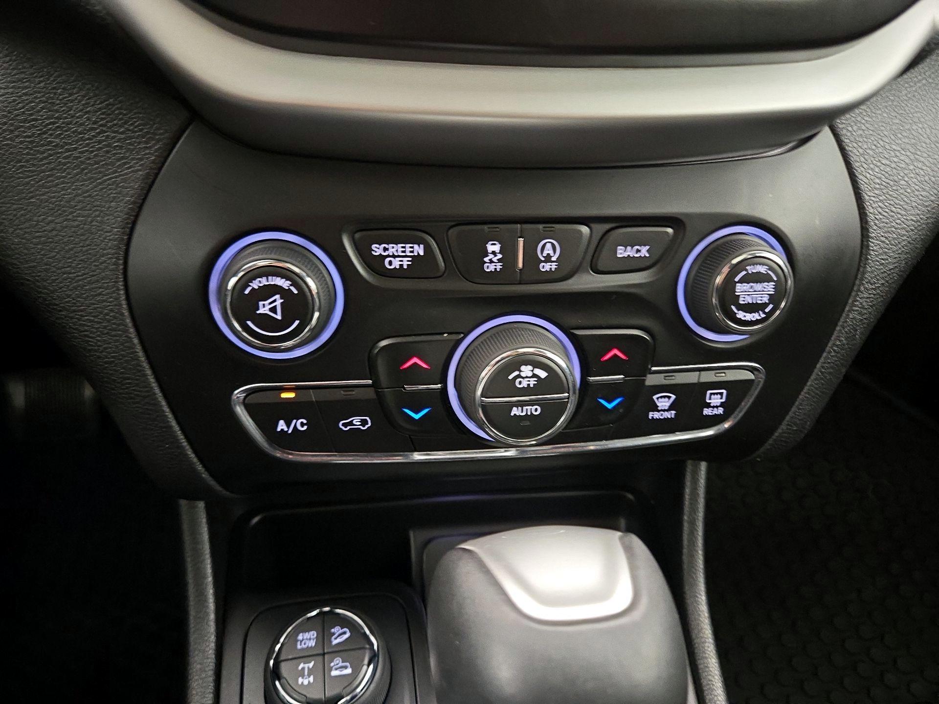 Thumbnail: 2018 Jeep Cherokee - 17