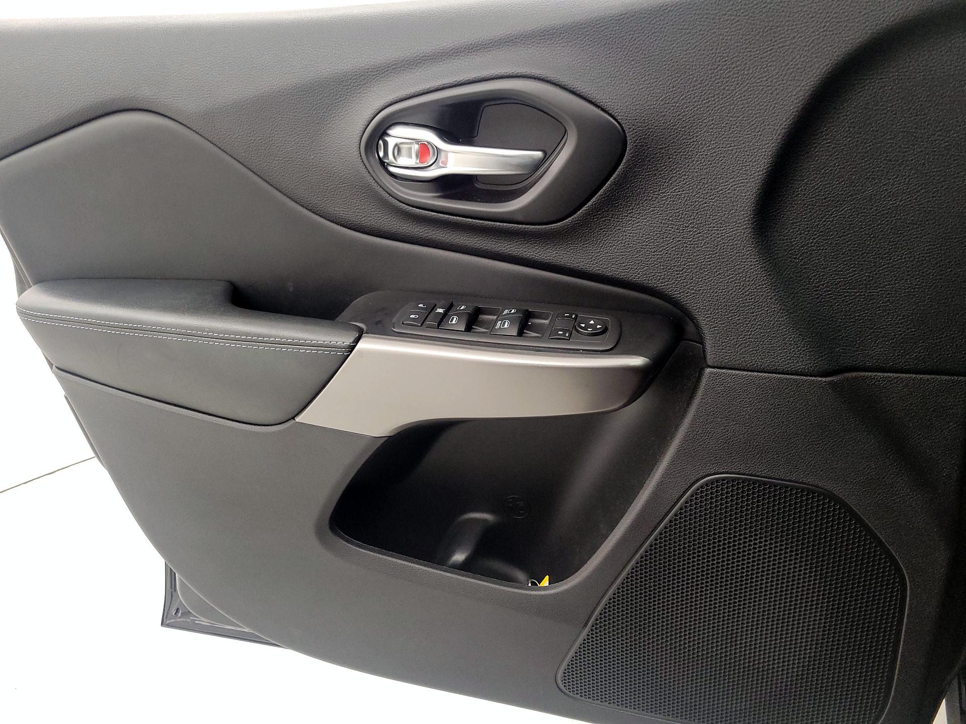 Thumbnail: 2021 Jeep Cherokee - 12