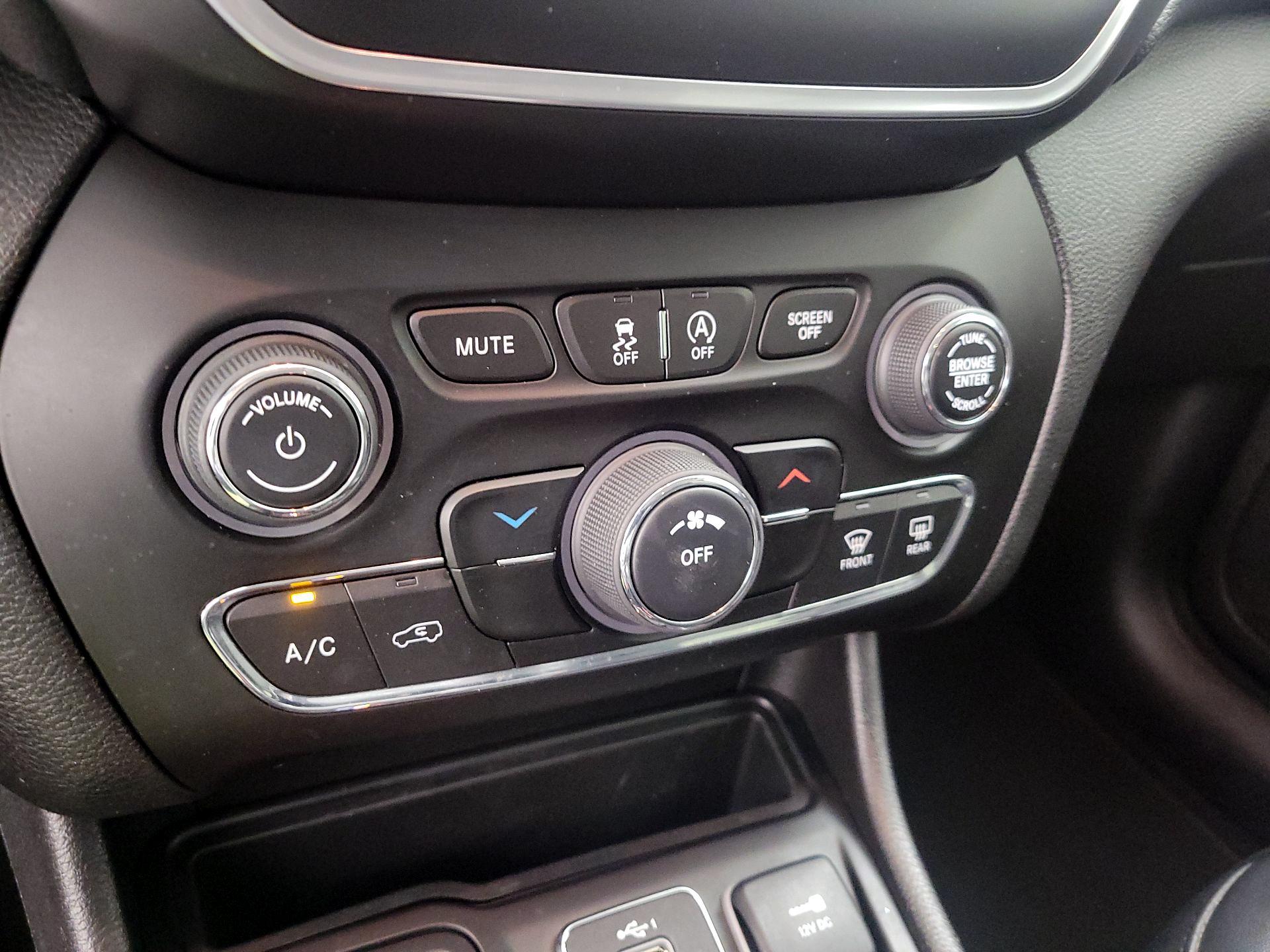 Thumbnail: 2021 Jeep Cherokee - 16