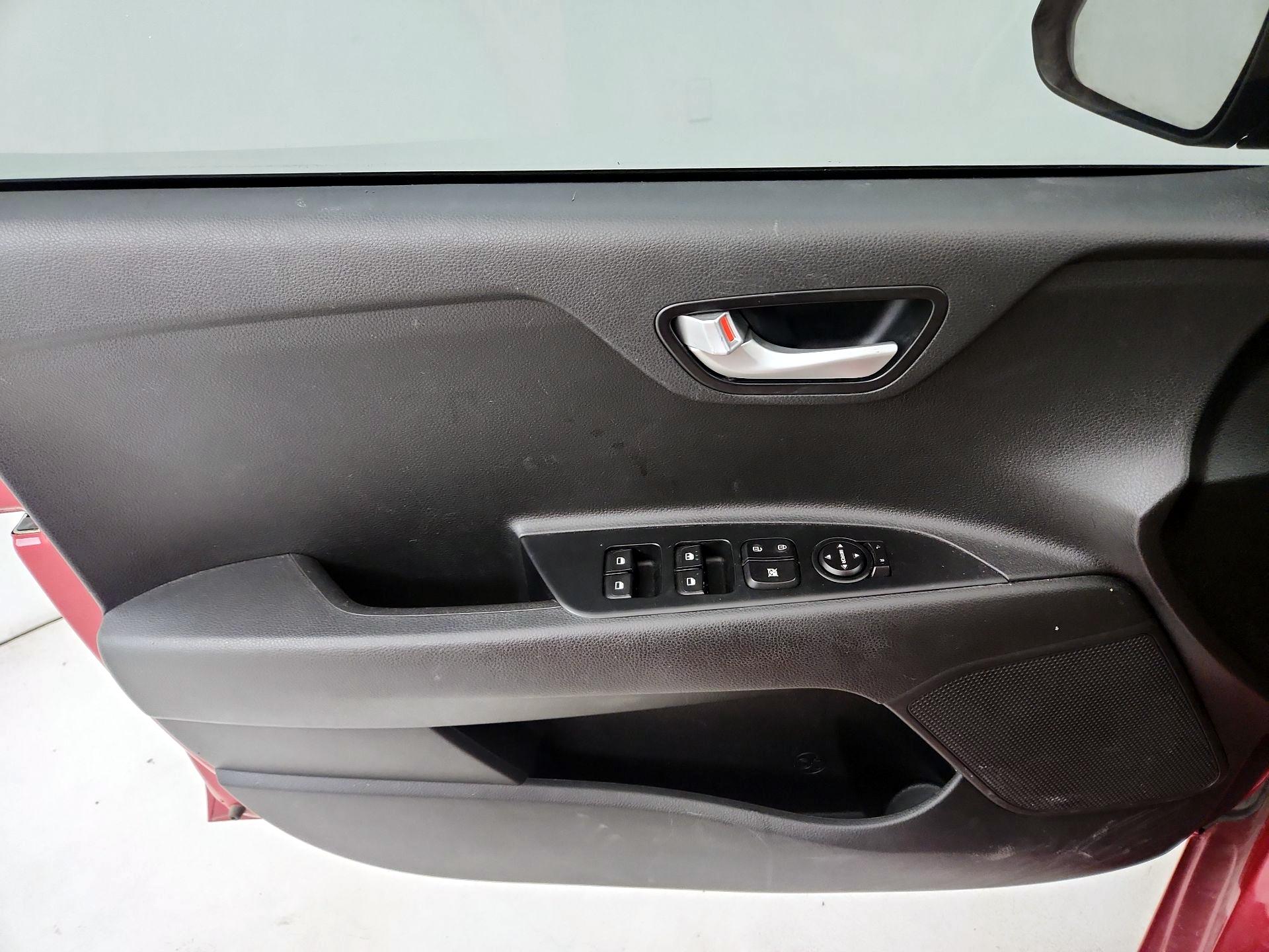 Thumbnail: 2020 Kia Rio - 12