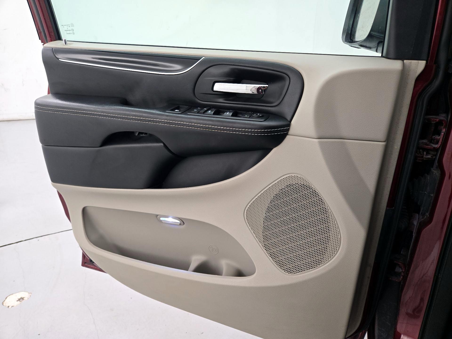 Thumbnail: 2019 Dodge Grand Caravan - 12