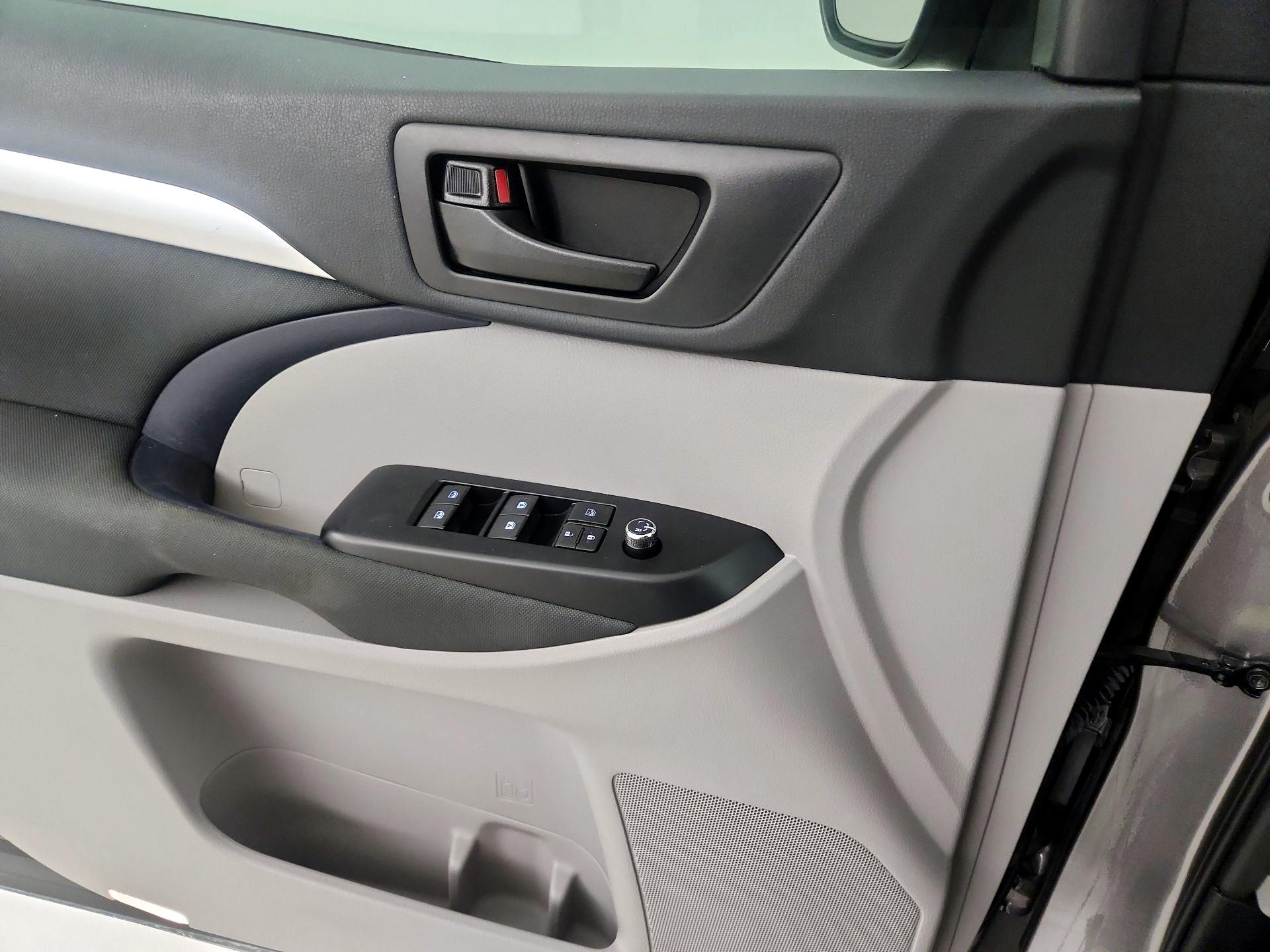 Thumbnail: 2019 Toyota Highlander - 12