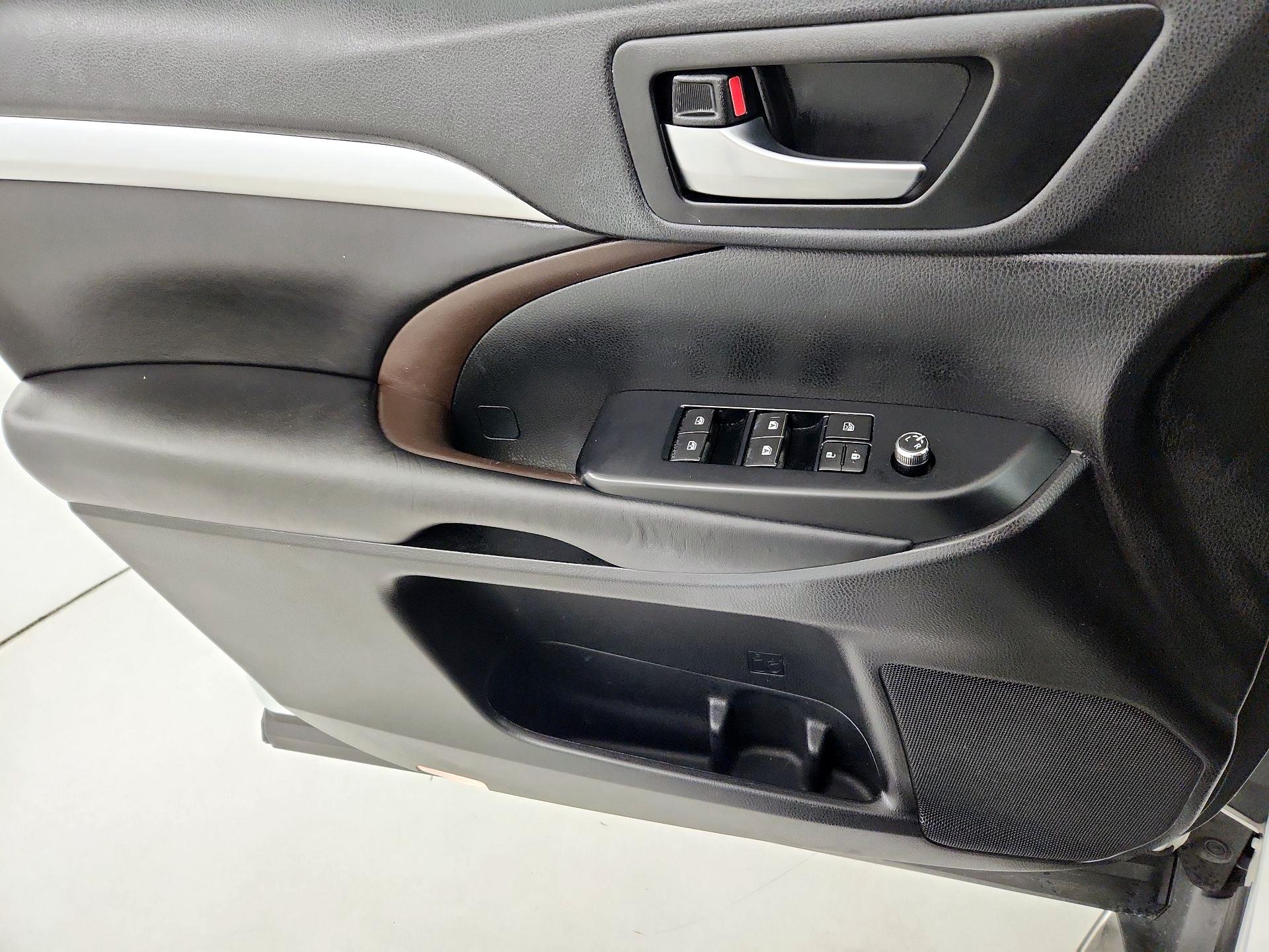 Thumbnail: 2019 Toyota Highlander - 12