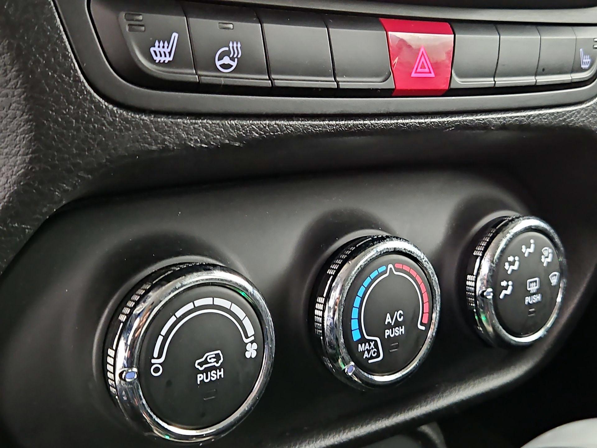 Thumbnail: 2015 Jeep Renegade - 17