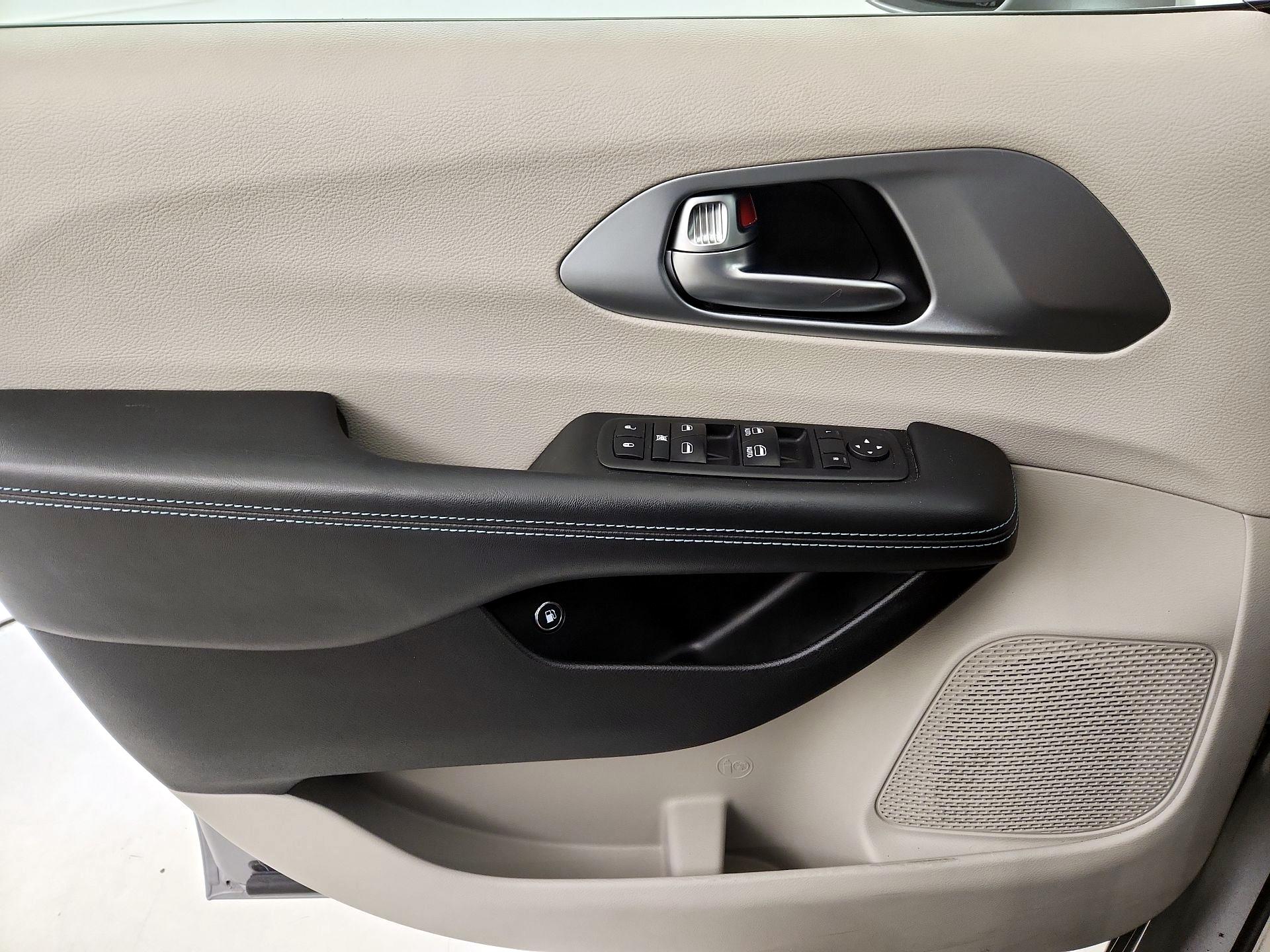 Thumbnail: 2017 Chrysler Pacifica - 12