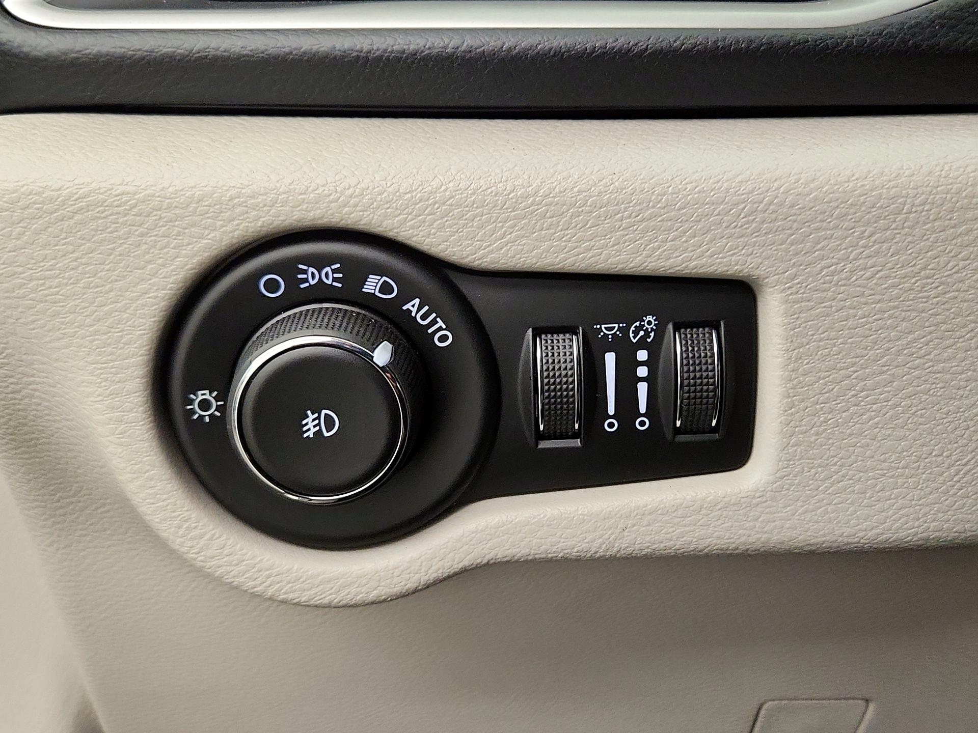 Thumbnail: 2017 Chrysler Pacifica - 13