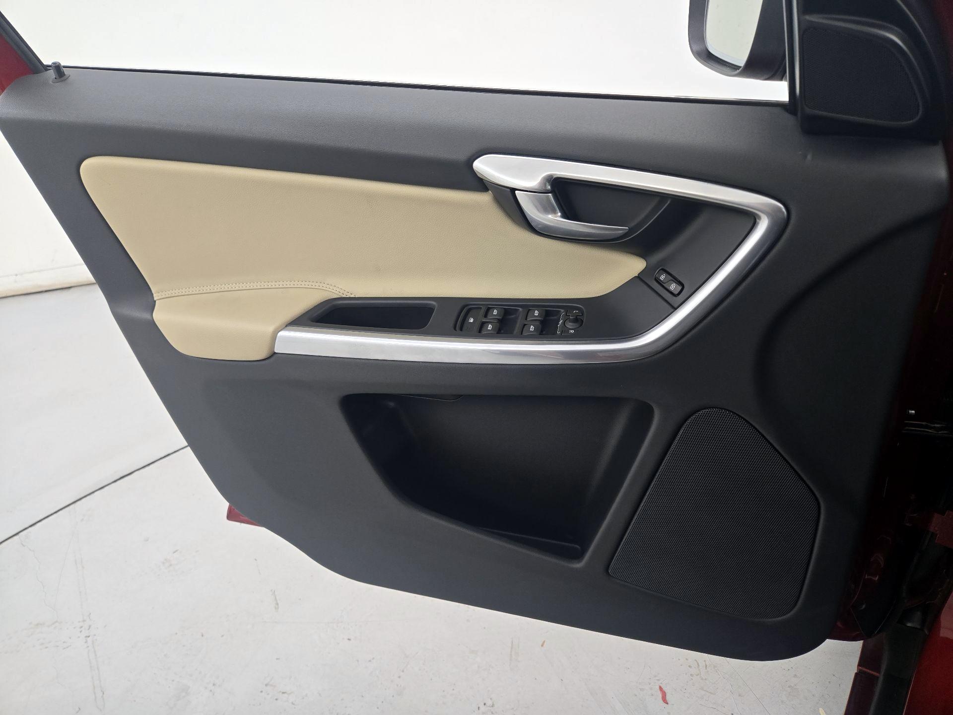 Thumbnail: 2016 Volvo XC60 - 12