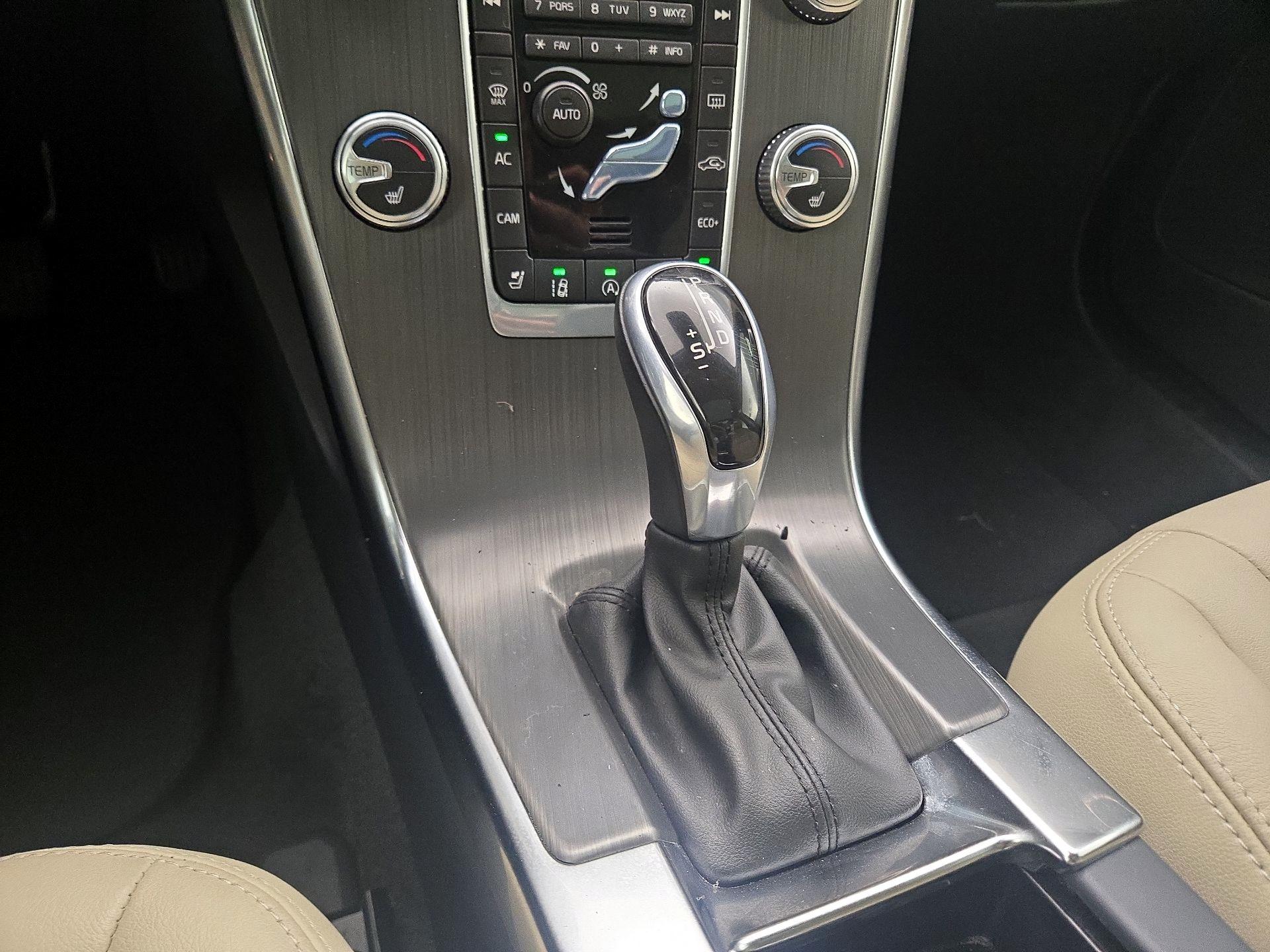 Thumbnail: 2016 Volvo XC60 - 16