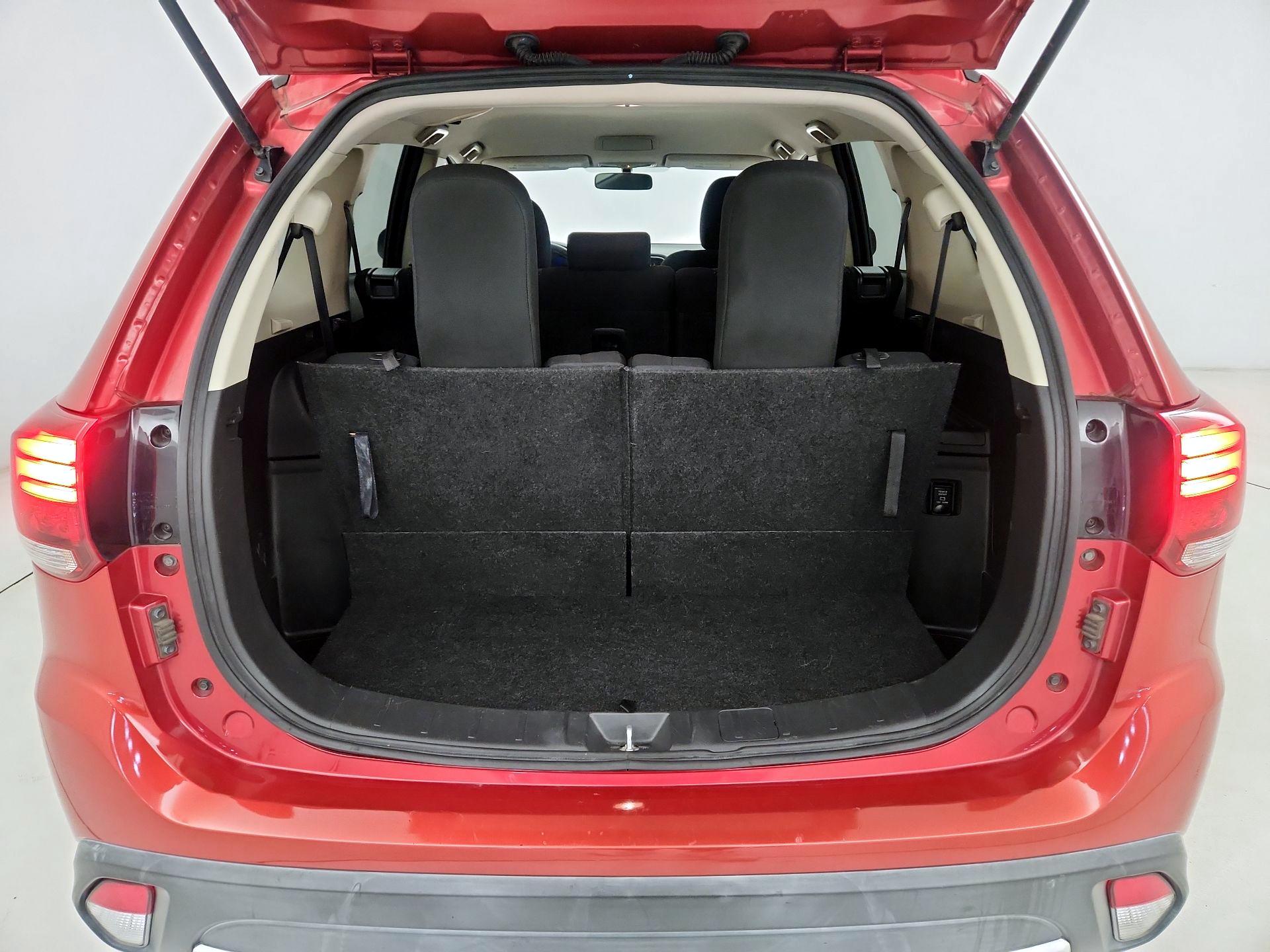 Thumbnail: 2018 Mitsubishi Outlander - 16