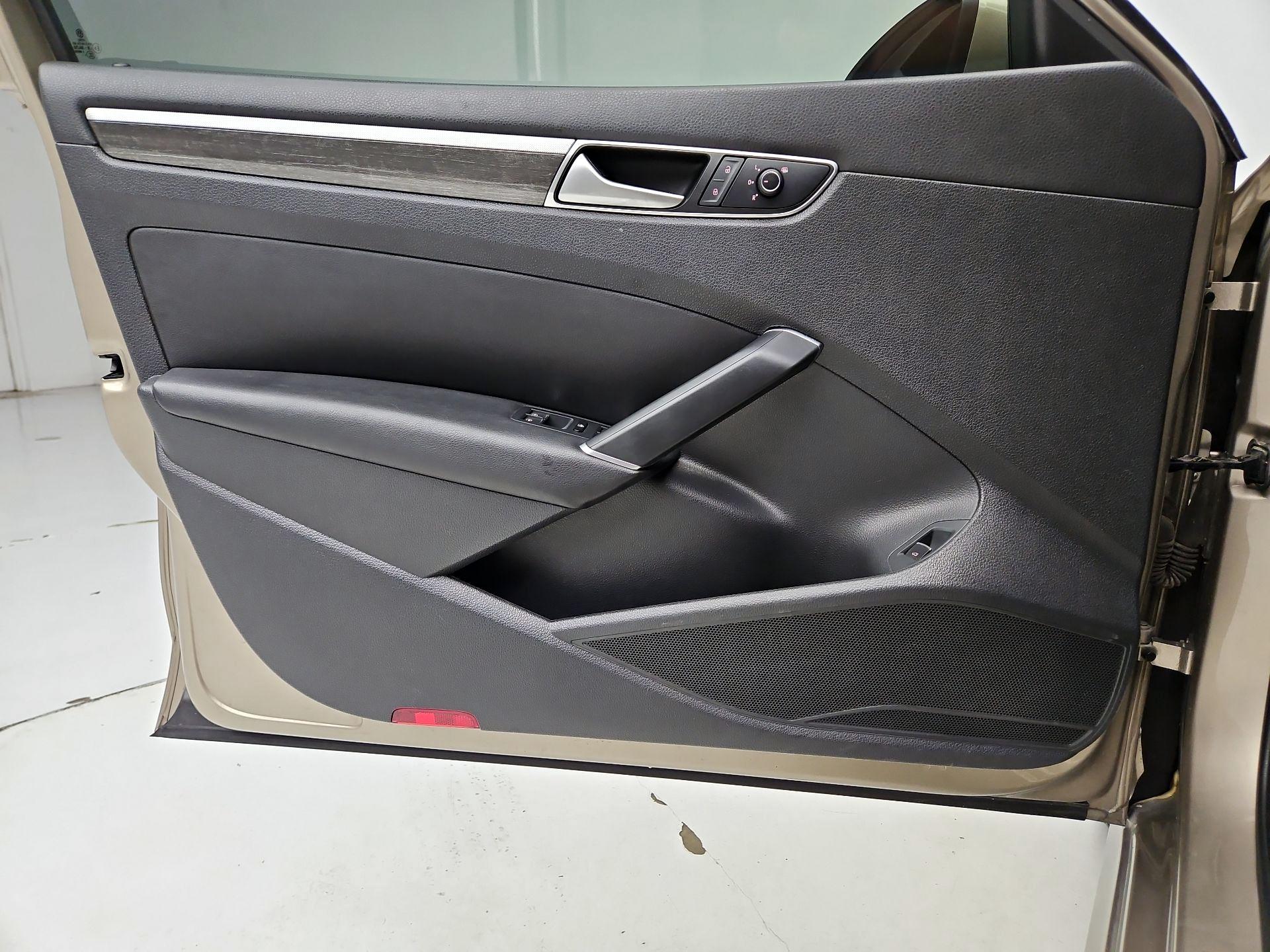 Thumbnail: 2016 Volkswagen Passat - 12