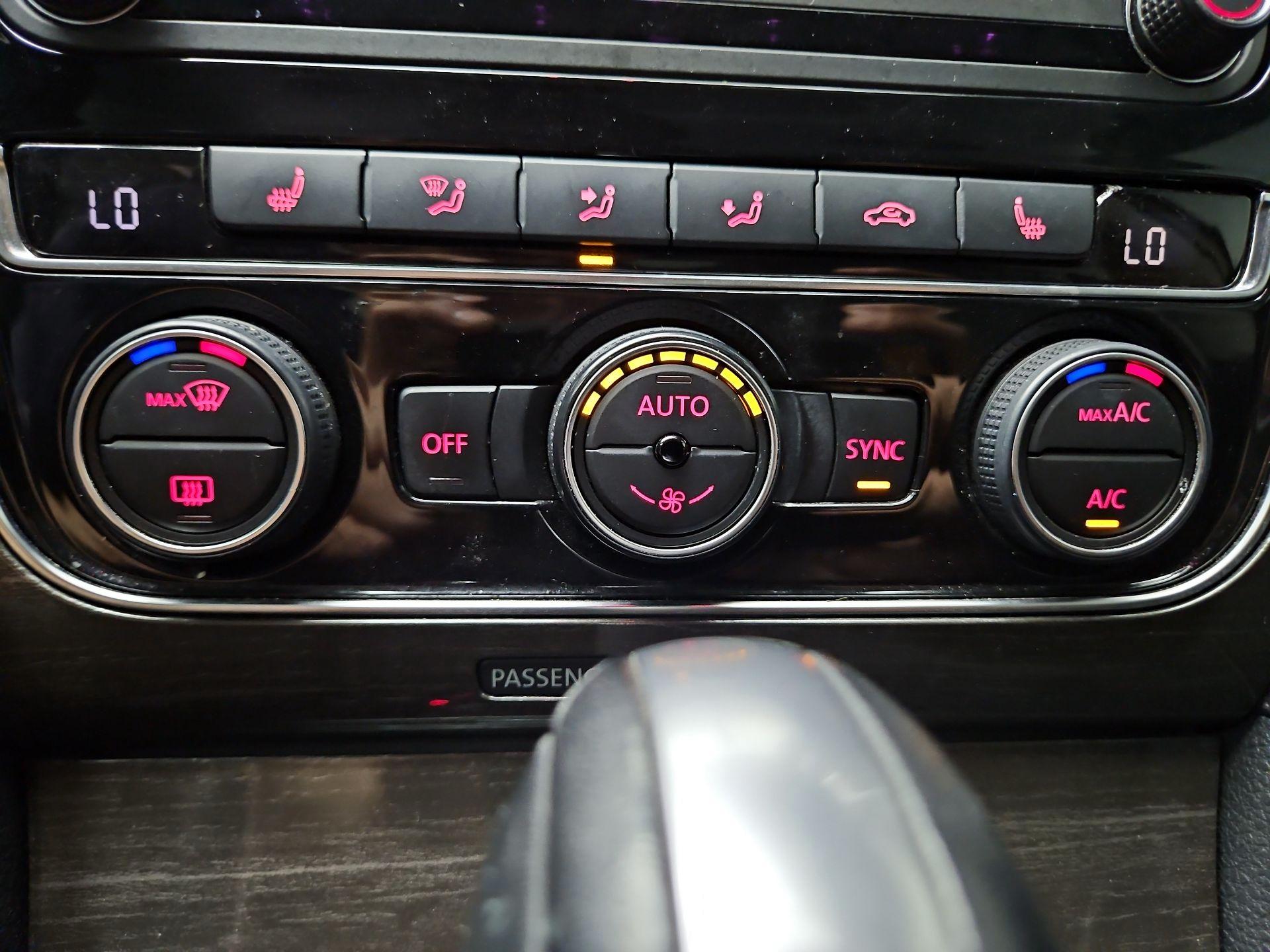 Thumbnail: 2016 Volkswagen Passat - 16