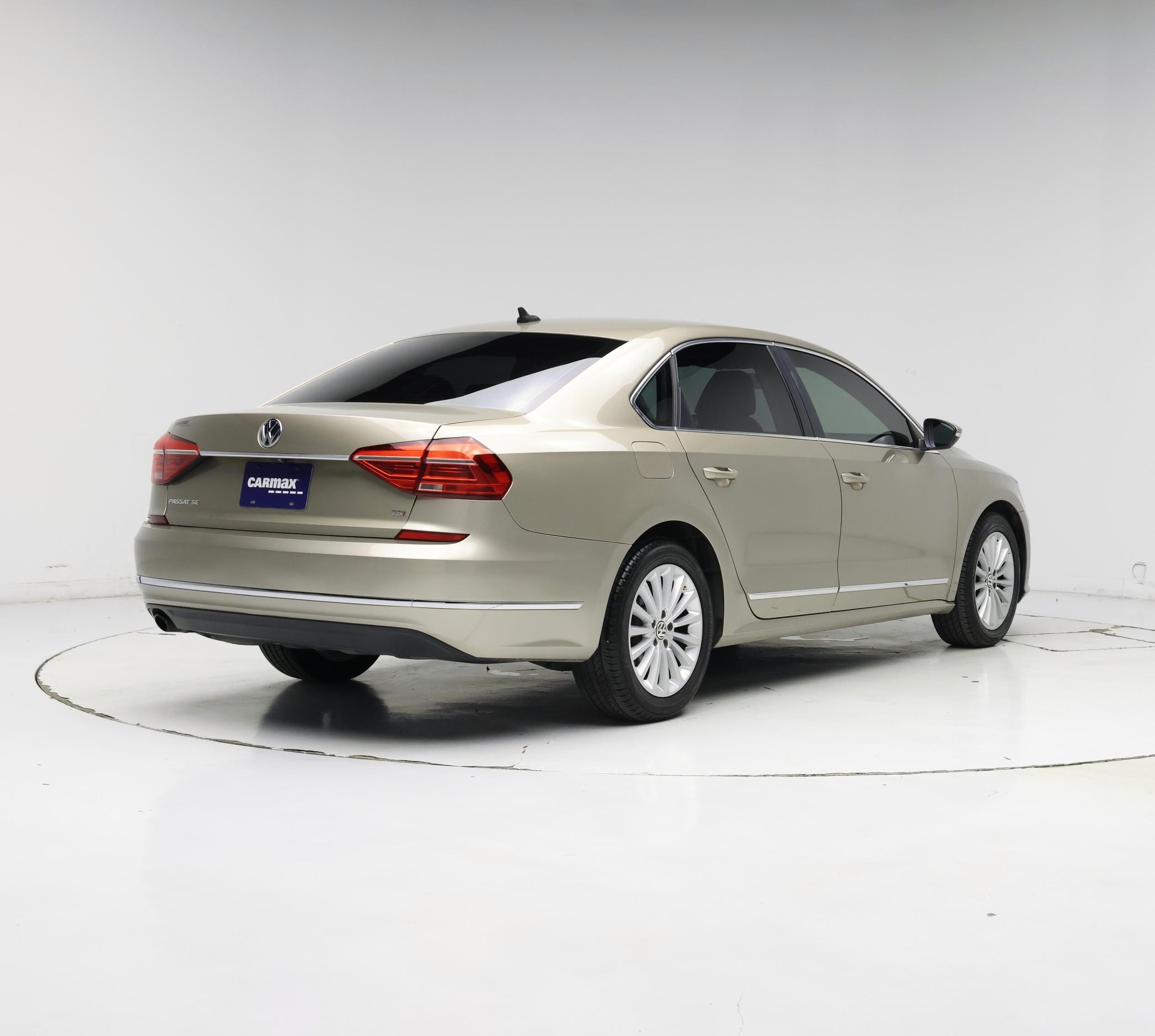 Thumbnail: 2016 Volkswagen Passat - 8